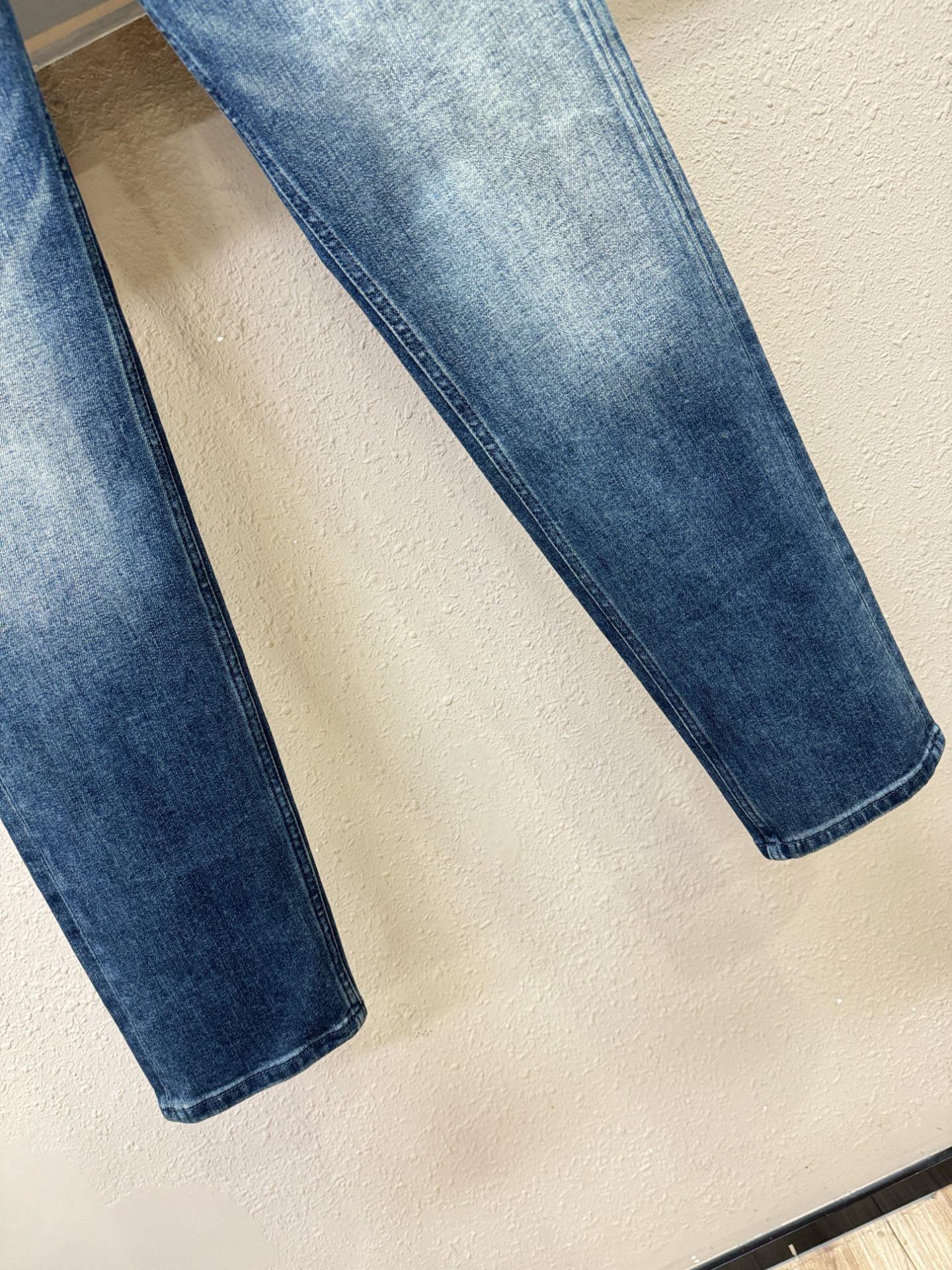Kiton 2025专柜新品，原版牛仔裤 原版重工打造，品牌经典LOGO设计，三标齐全！原版五金辅料。专