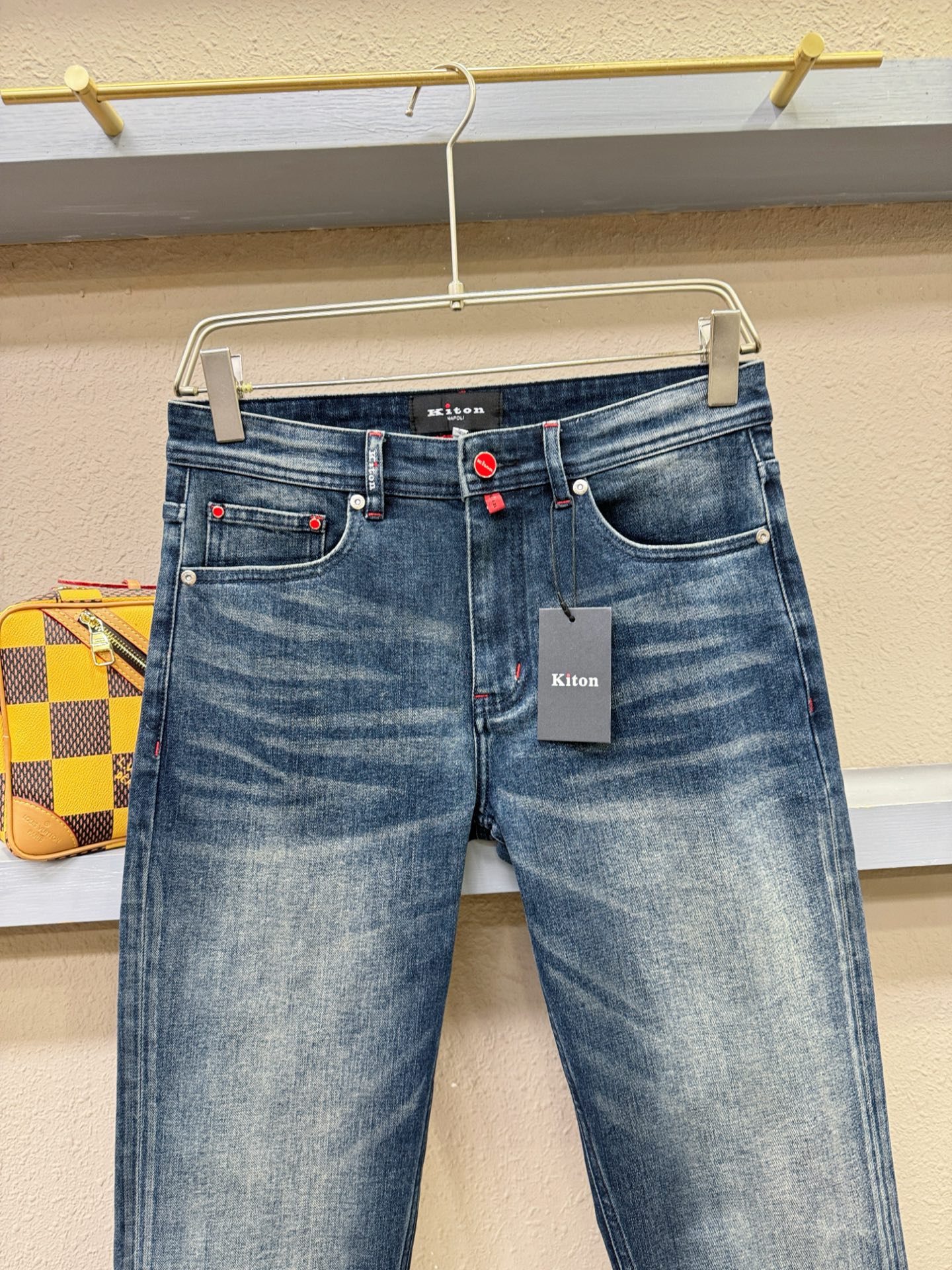 Kiton 2025专柜新品，原版牛仔裤 原版重工打造，品牌经典LOGO设计，三标齐全！原版五金辅料。专