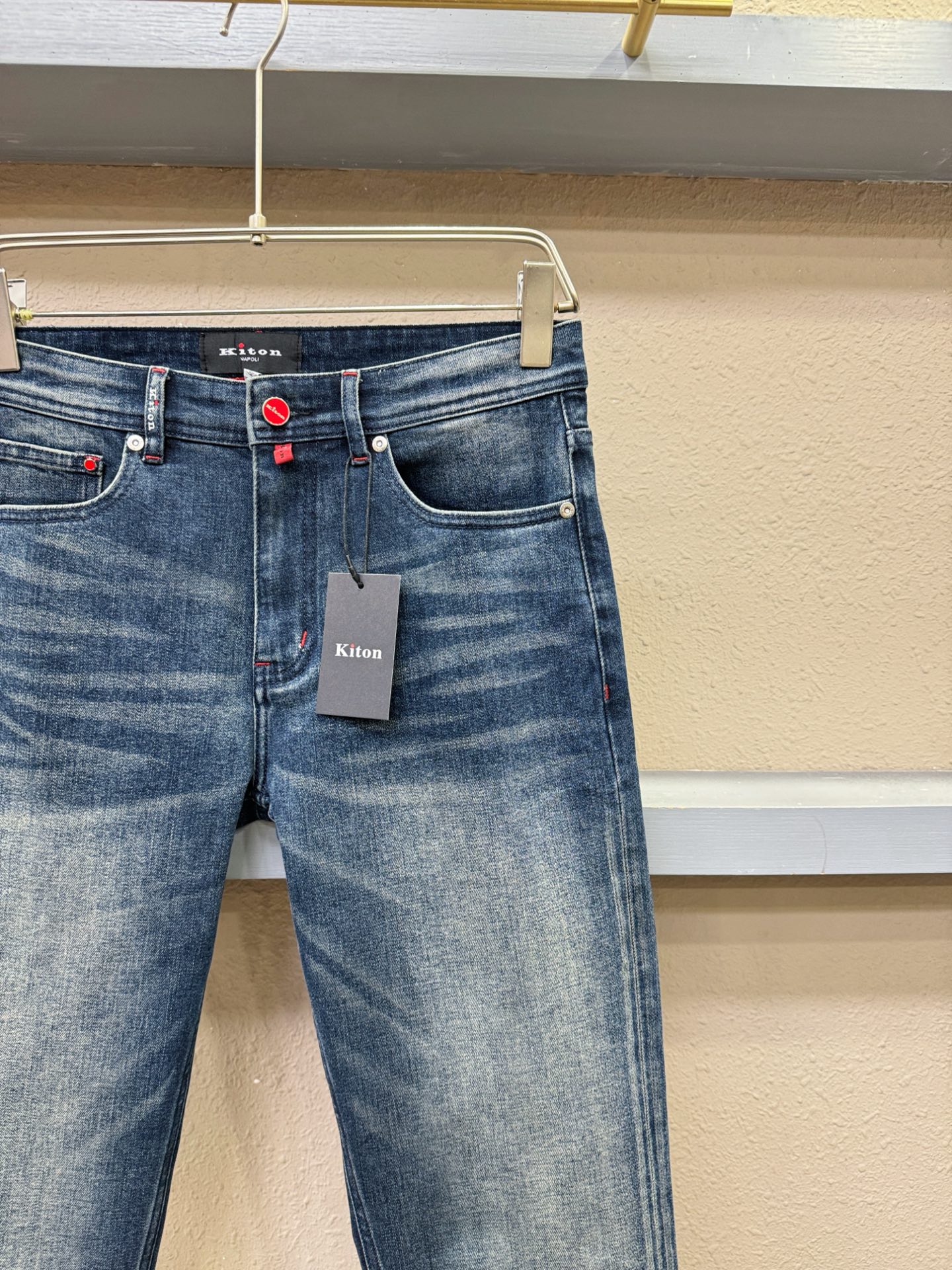 Kiton 2025专柜新品，原版牛仔裤 原版重工打造，品牌经典LOGO设计，三标齐全！原版五金辅料。专