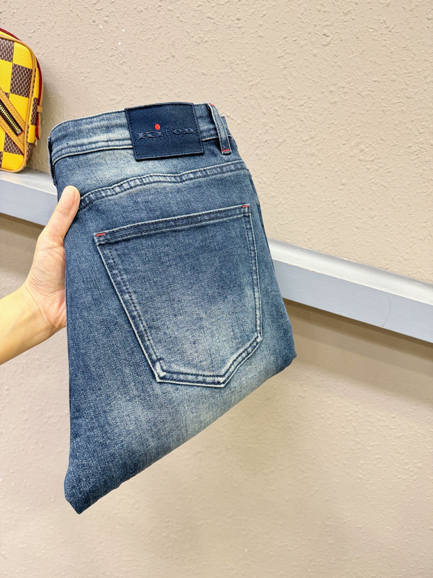 Kiton 2025专柜新品，原版牛仔裤 原版重工打造，品牌经典LOGO设计，三标齐全！原版五金辅料。专