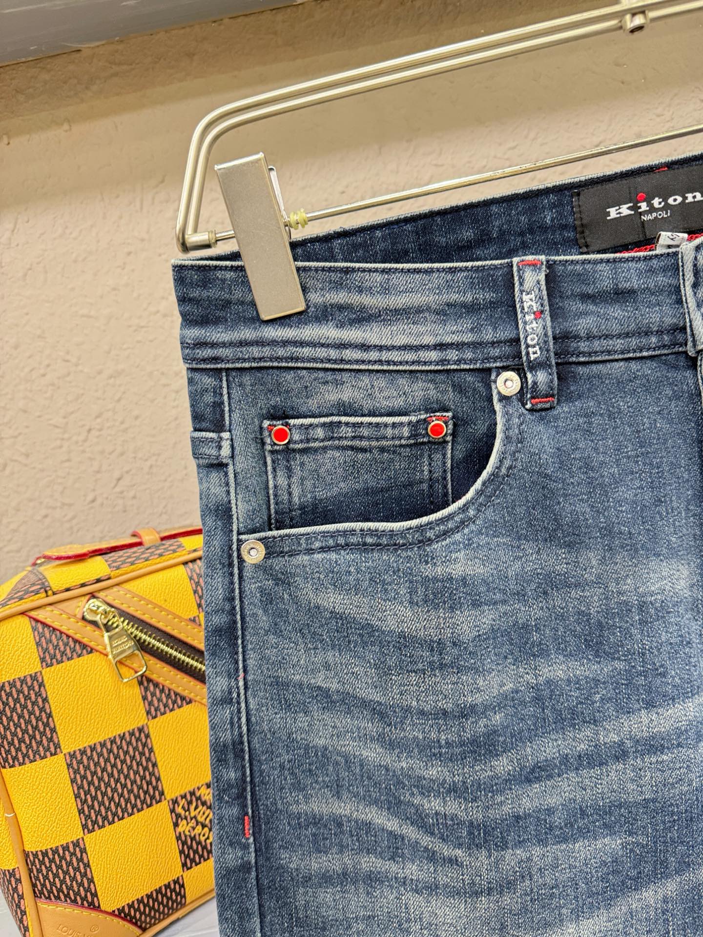 Kiton 2025专柜新品，原版牛仔裤 原版重工打造，品牌经典LOGO设计，三标齐全！原版五金辅料。专