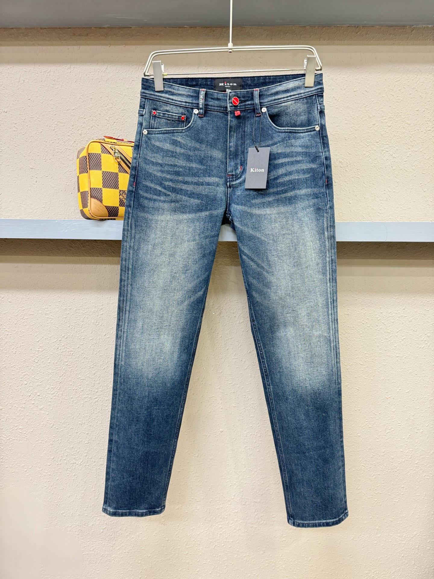 Kiton 2025专柜新品，原版牛仔裤 原版重工打造，品牌经典LOGO设计，三标齐全！原版五金辅料。专