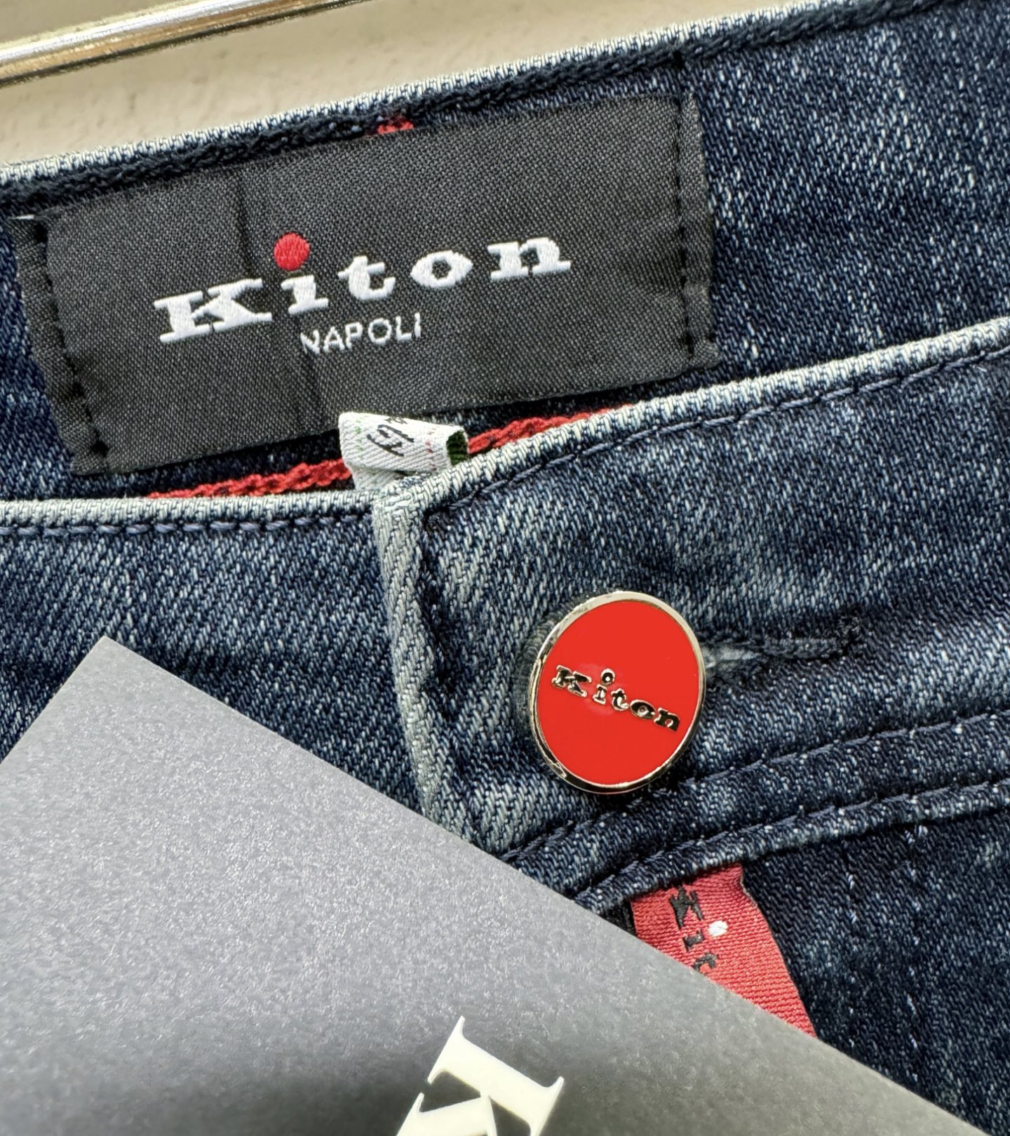 Kiton 2025专柜新品，原版牛仔裤 原版重工打造，品牌经典LOGO设计，三标齐全！原版五金辅料。专