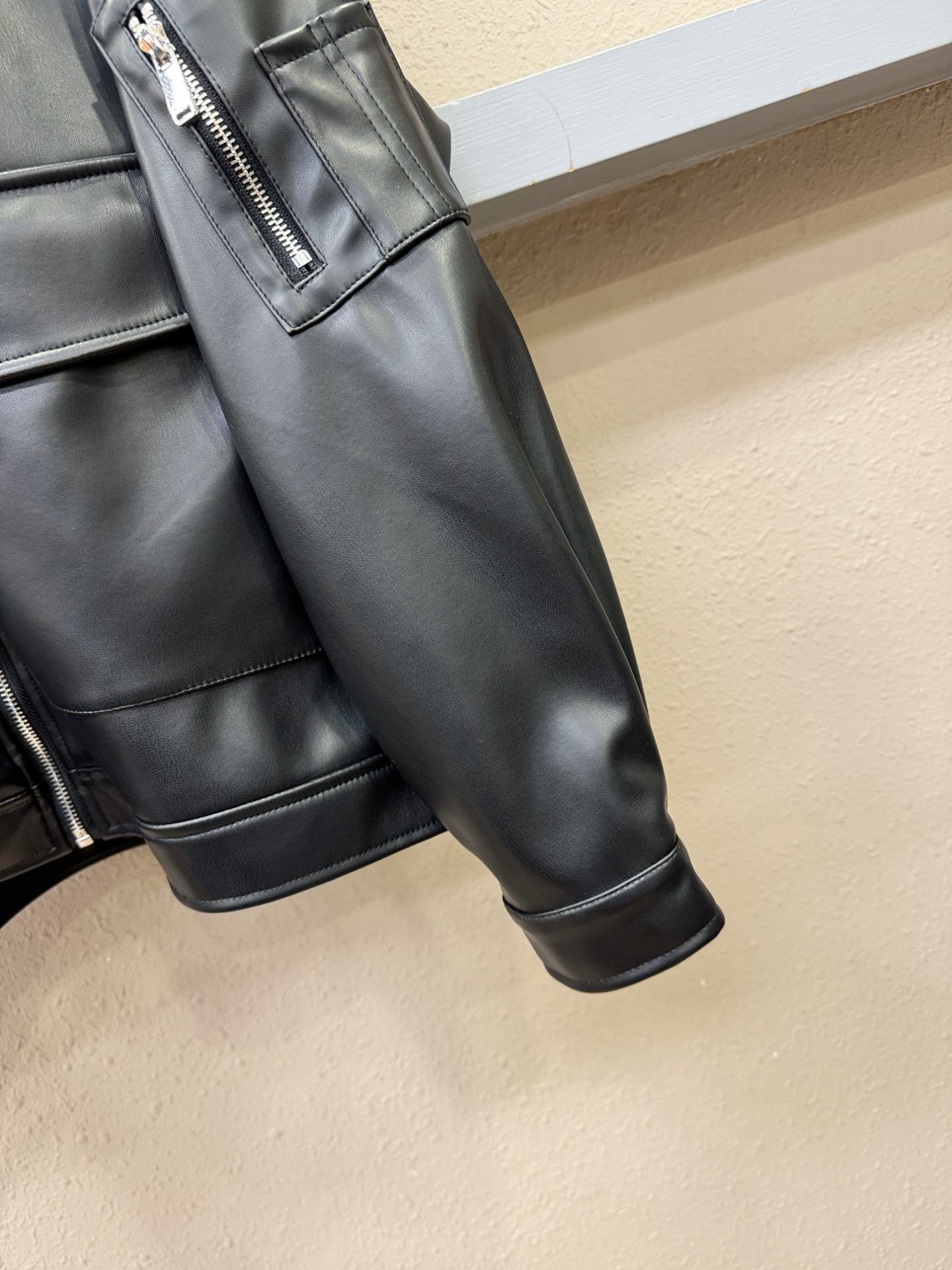 PRADA 普拉达 2025走秀款假两件皮衣外套，料选蛋白皮面料，蛋白皮是一种加入蚕丝人造皮。透气，吸湿