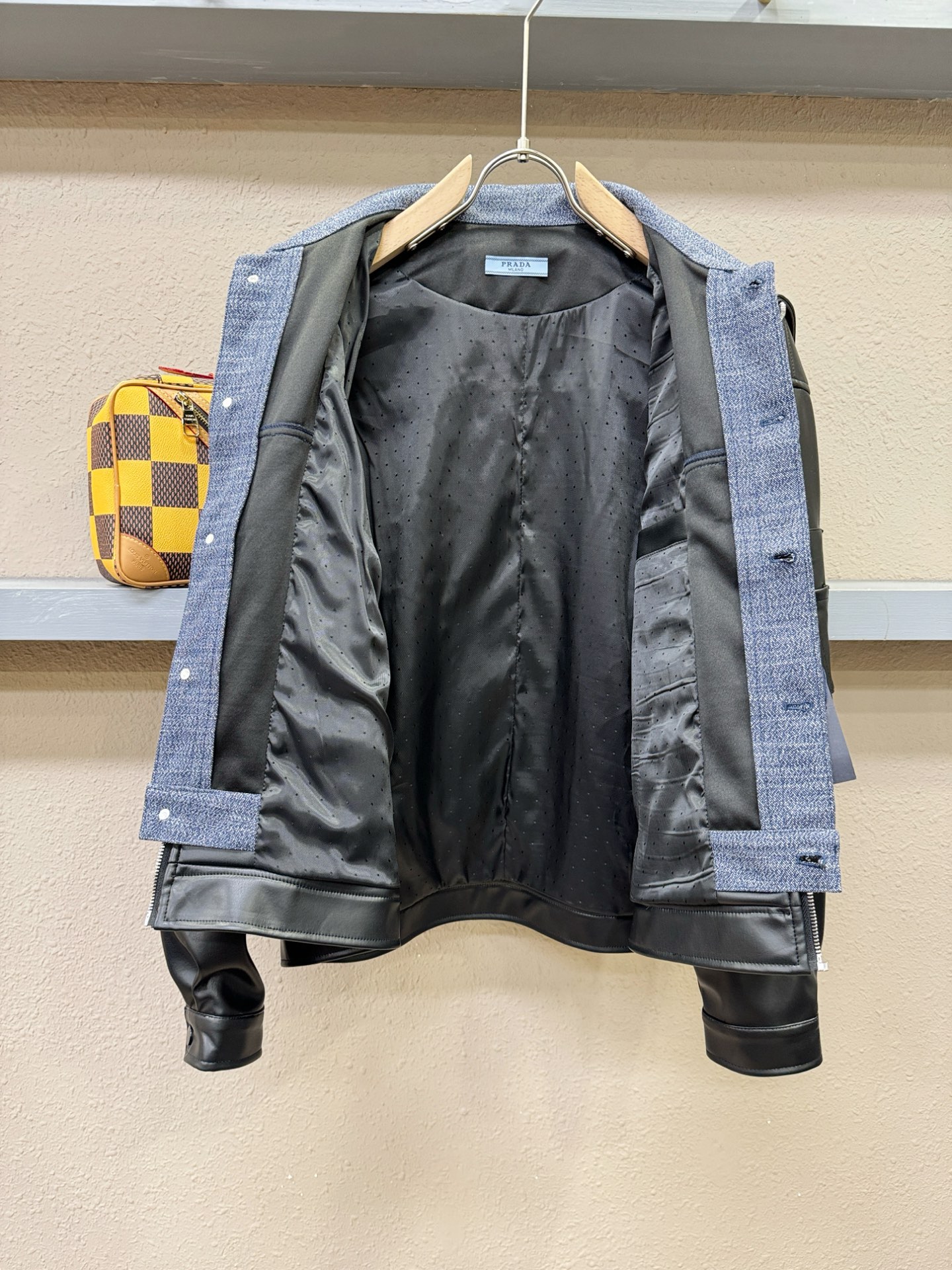 PRADA 普拉达 2025走秀款假两件皮衣外套，料选蛋白皮面料，蛋白皮是一种加入蚕丝人造皮。透气，吸湿