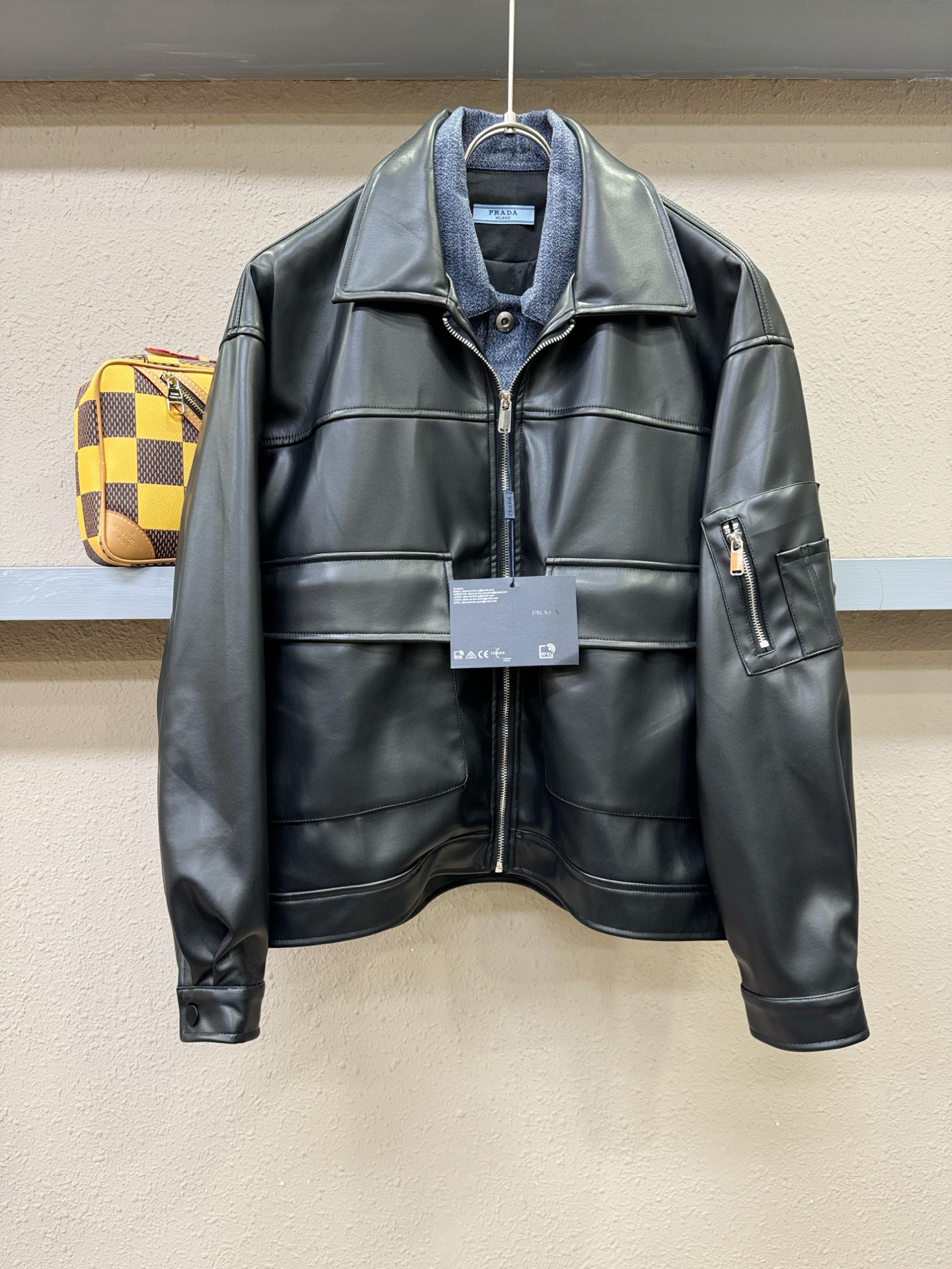 PRADA 普拉达 2025走秀款假两件皮衣外套，料选蛋白皮面料，蛋白皮是一种加入蚕丝人造皮。透气，吸湿