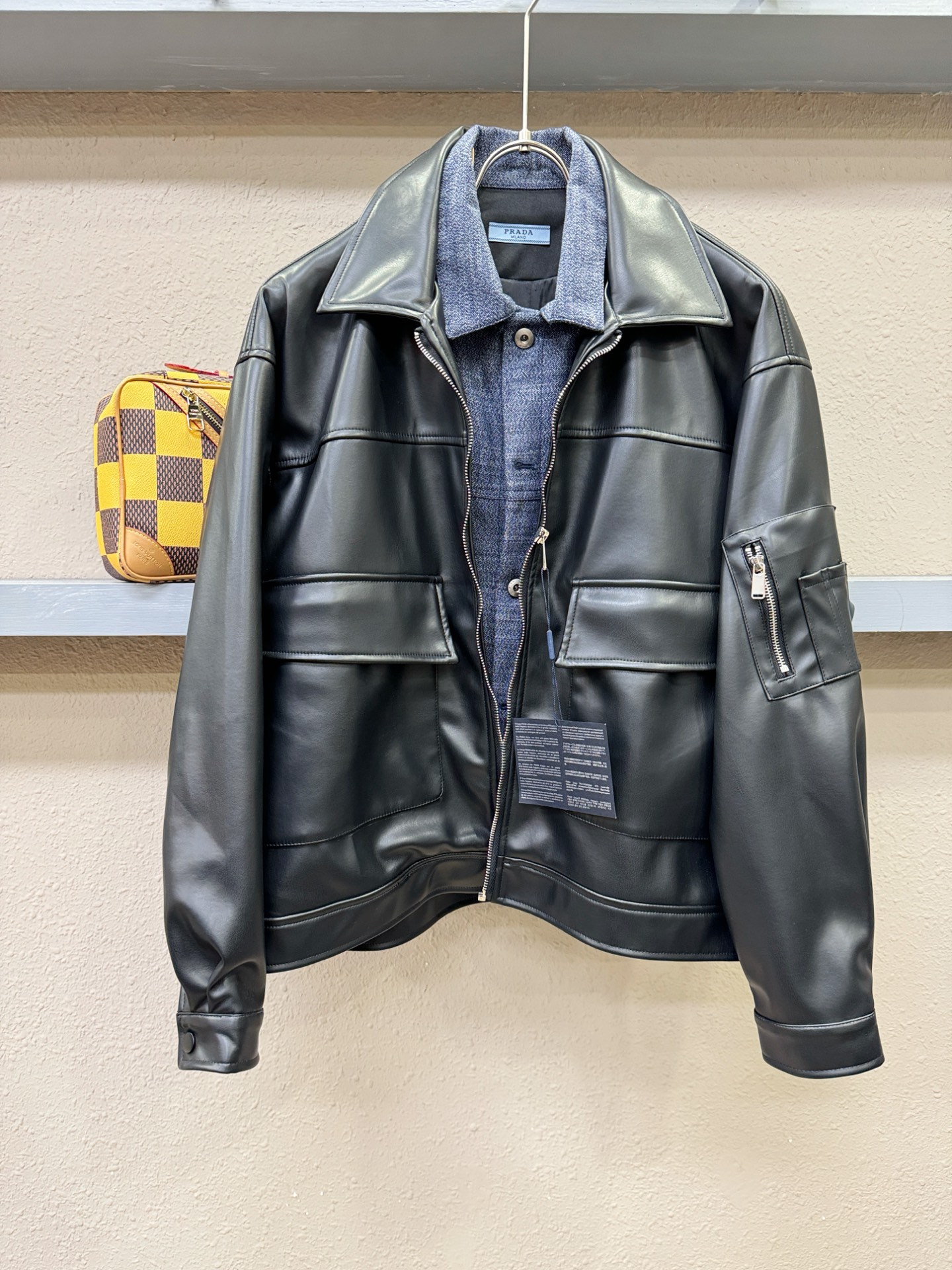 PRADA 普拉达 2025走秀款假两件皮衣外套，料选蛋白皮面料，蛋白皮是一种加入蚕丝人造皮。透气，吸湿