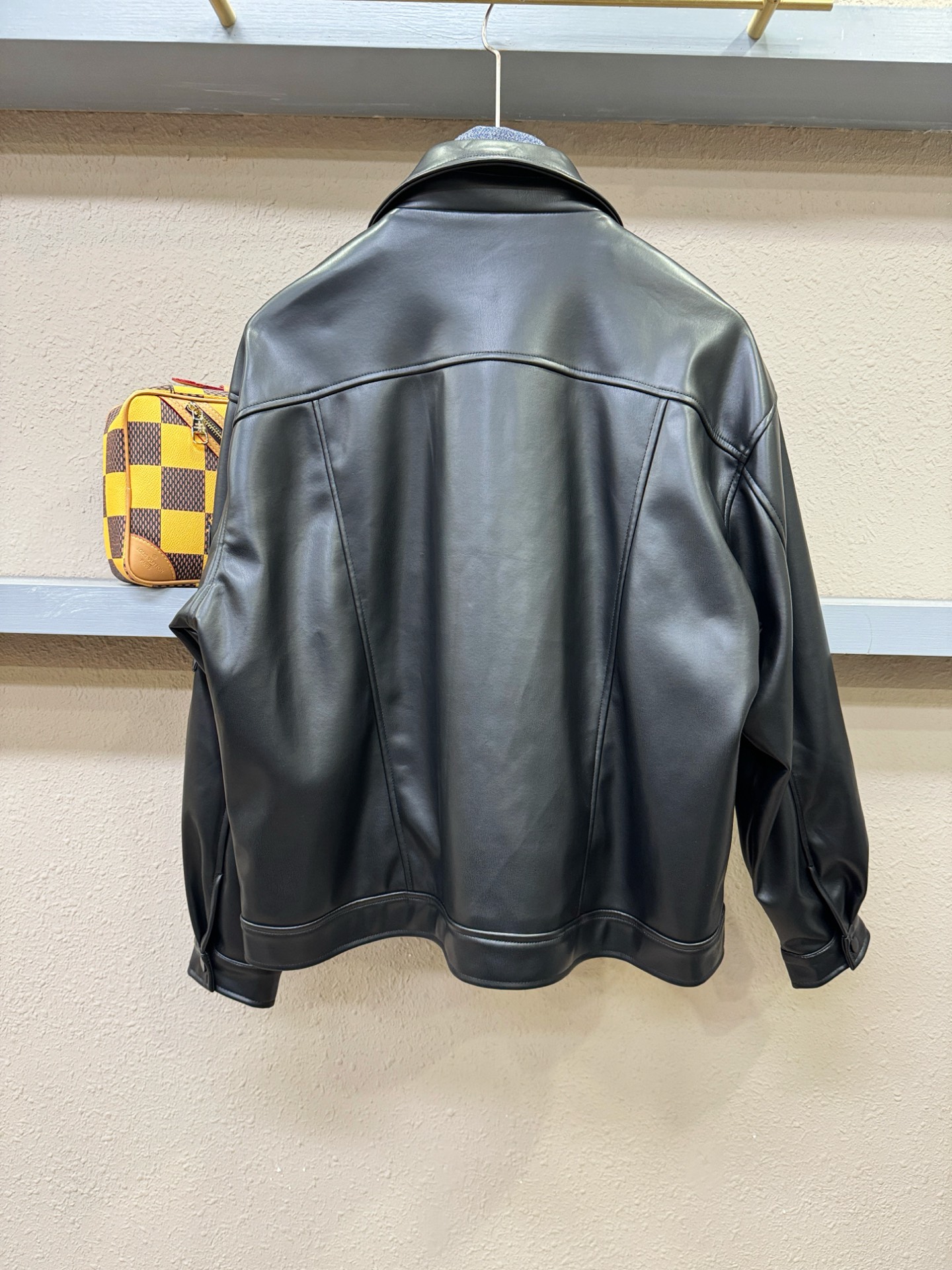 PRADA 普拉达 2025走秀款假两件皮衣外套，料选蛋白皮面料，蛋白皮是一种加入蚕丝人造皮。透气，吸湿