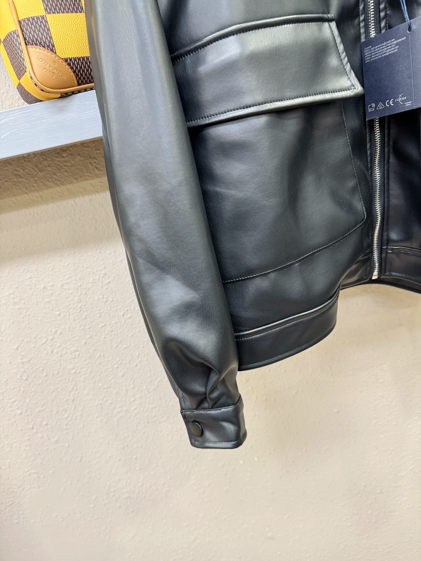 PRADA 普拉达 2025走秀款假两件皮衣外套，料选蛋白皮面料，蛋白皮是一种加入蚕丝人造皮。透气，吸湿