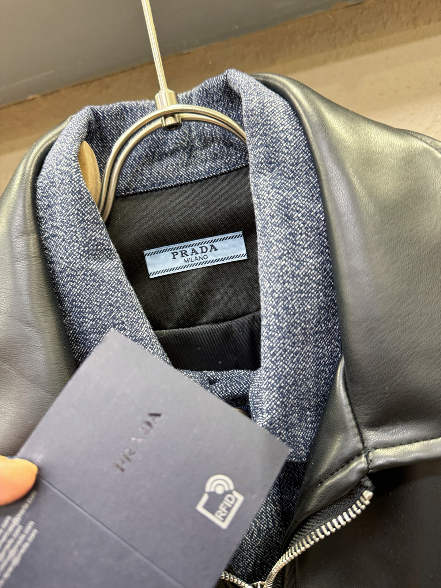 PRADA 普拉达 2025走秀款假两件皮衣外套，料选蛋白皮面料，蛋白皮是一种加入蚕丝人造皮。透气，吸湿