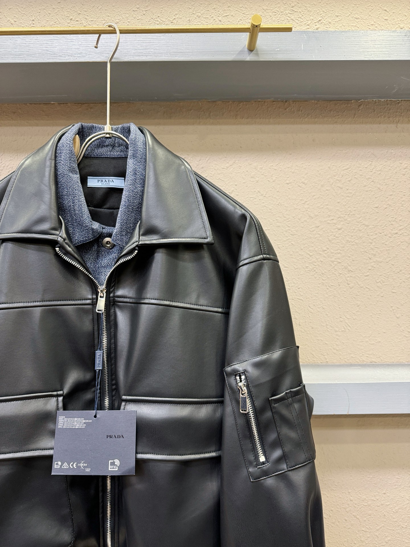 PRADA 普拉达 2025走秀款假两件皮衣外套，料选蛋白皮面料，蛋白皮是一种加入蚕丝人造皮。透气，吸湿