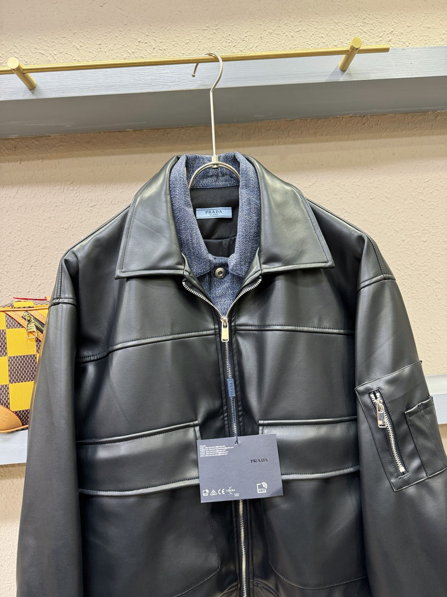 PRADA 普拉达 2025走秀款假两件皮衣外套，料选蛋白皮面料，蛋白皮是一种加入蚕丝人造皮。透气，吸湿