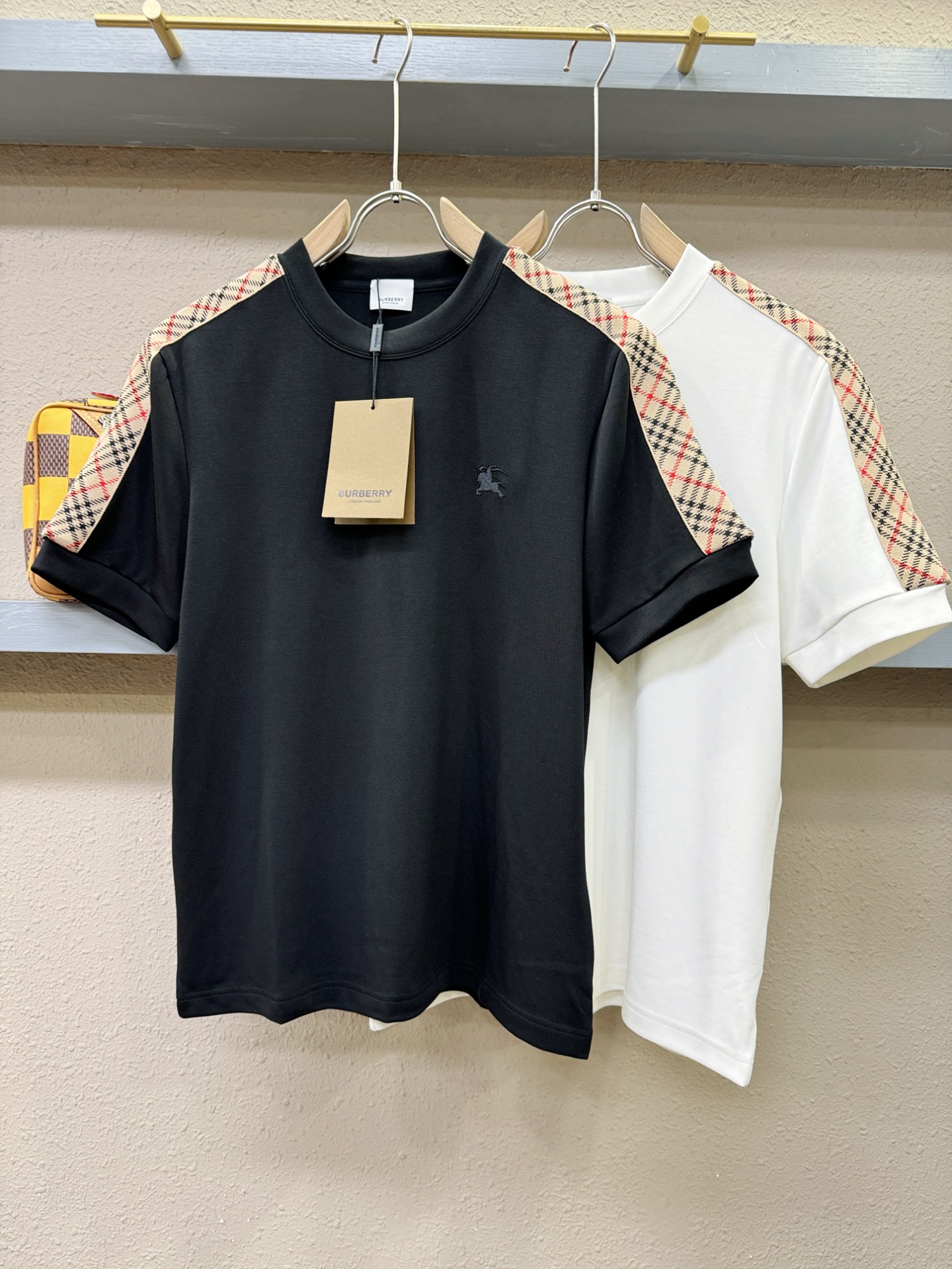 BURBERRY巴宝莉 顶级品质 2025秋冬新品短袖！原版定制面料，手感柔软。顶级进口私货，时尚设计潮