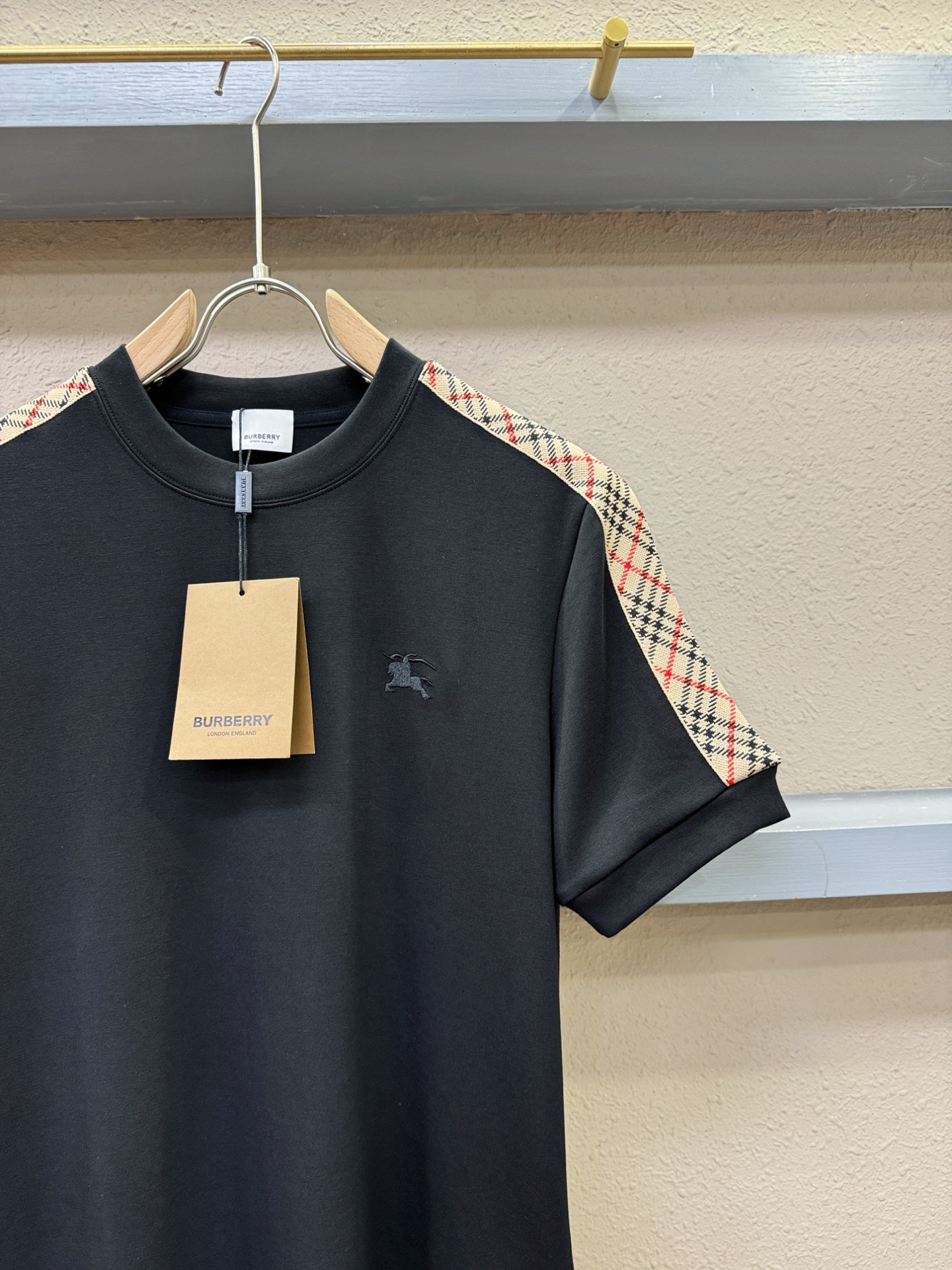 BURBERRY巴宝莉 顶级品质 2025秋冬新品短袖！原版定制面料，手感柔软。顶级进口私货，时尚设计潮