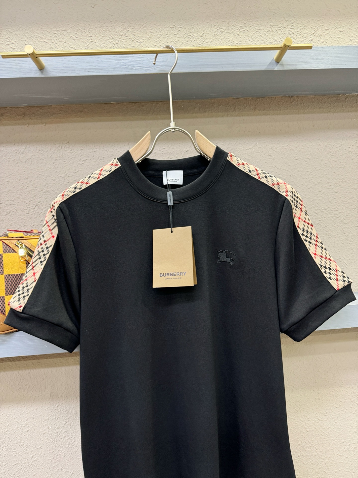 BURBERRY巴宝莉 顶级品质 2025秋冬新品短袖！原版定制面料，手感柔软。顶级进口私货，时尚设计潮