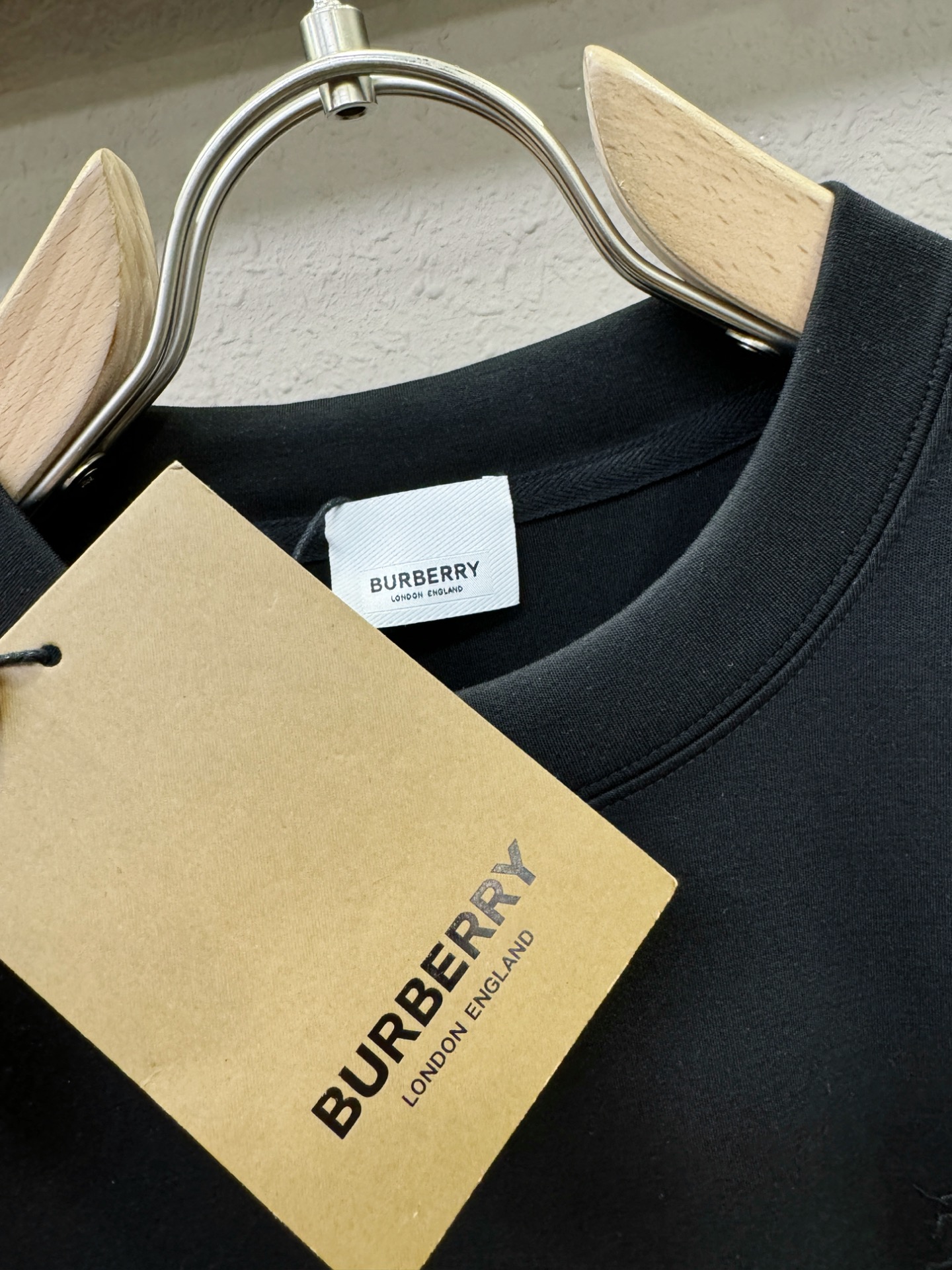 BURBERRY巴宝莉 顶级品质 2025秋冬新品短袖！原版定制面料，手感柔软。顶级进口私货，时尚设计潮