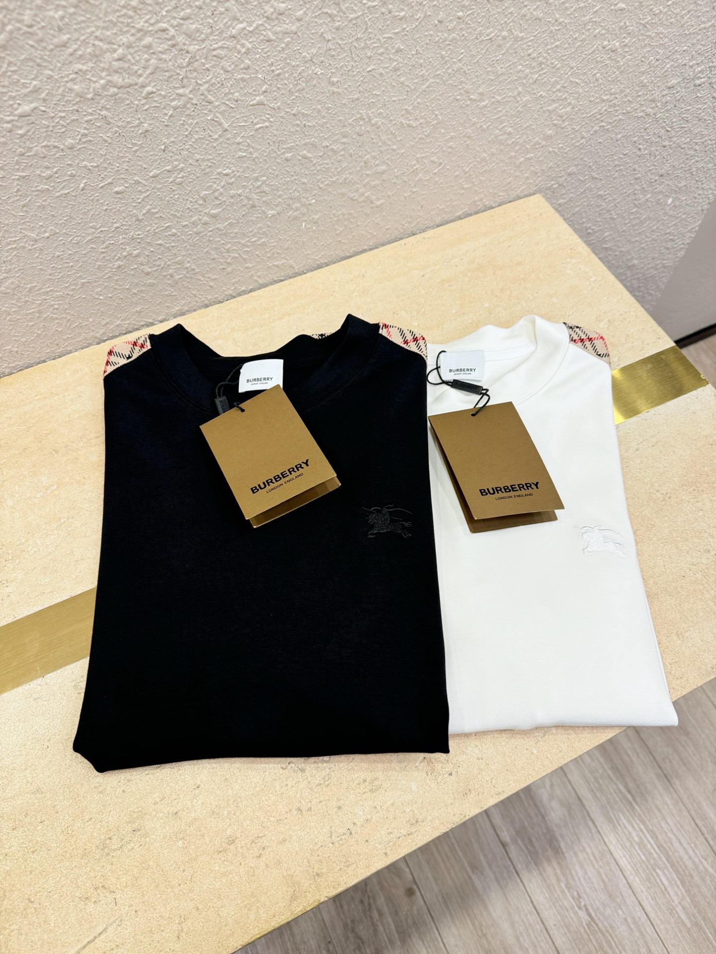 BURBERRY巴宝莉 顶级品质 2025秋冬新品短袖！原版定制面料，手感柔软。顶级进口私货，时尚设计潮