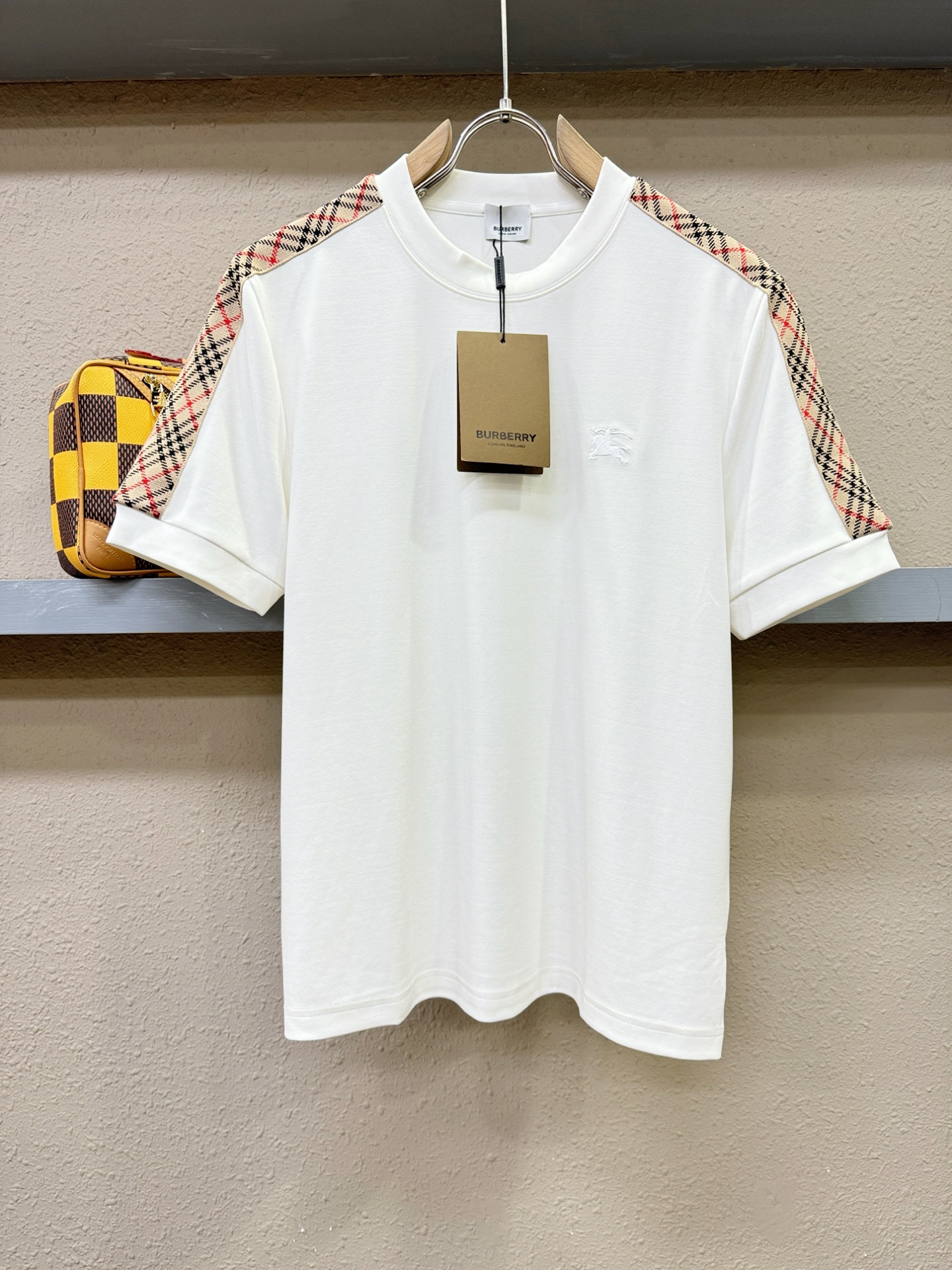 BURBERRY巴宝莉 顶级品质 2025秋冬新品短袖！原版定制面料，手感柔软。顶级进口私货，时尚设计潮