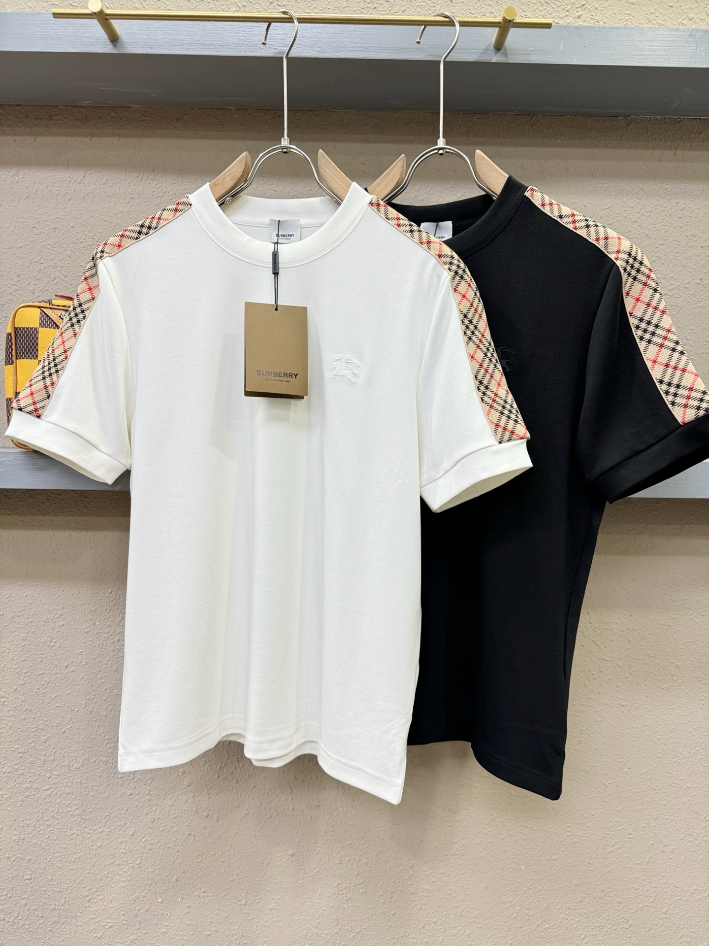 BURBERRY巴宝莉 顶级品质 2025秋冬新品短袖！原版定制面料，手感柔软。顶级进口私货，时尚设计潮