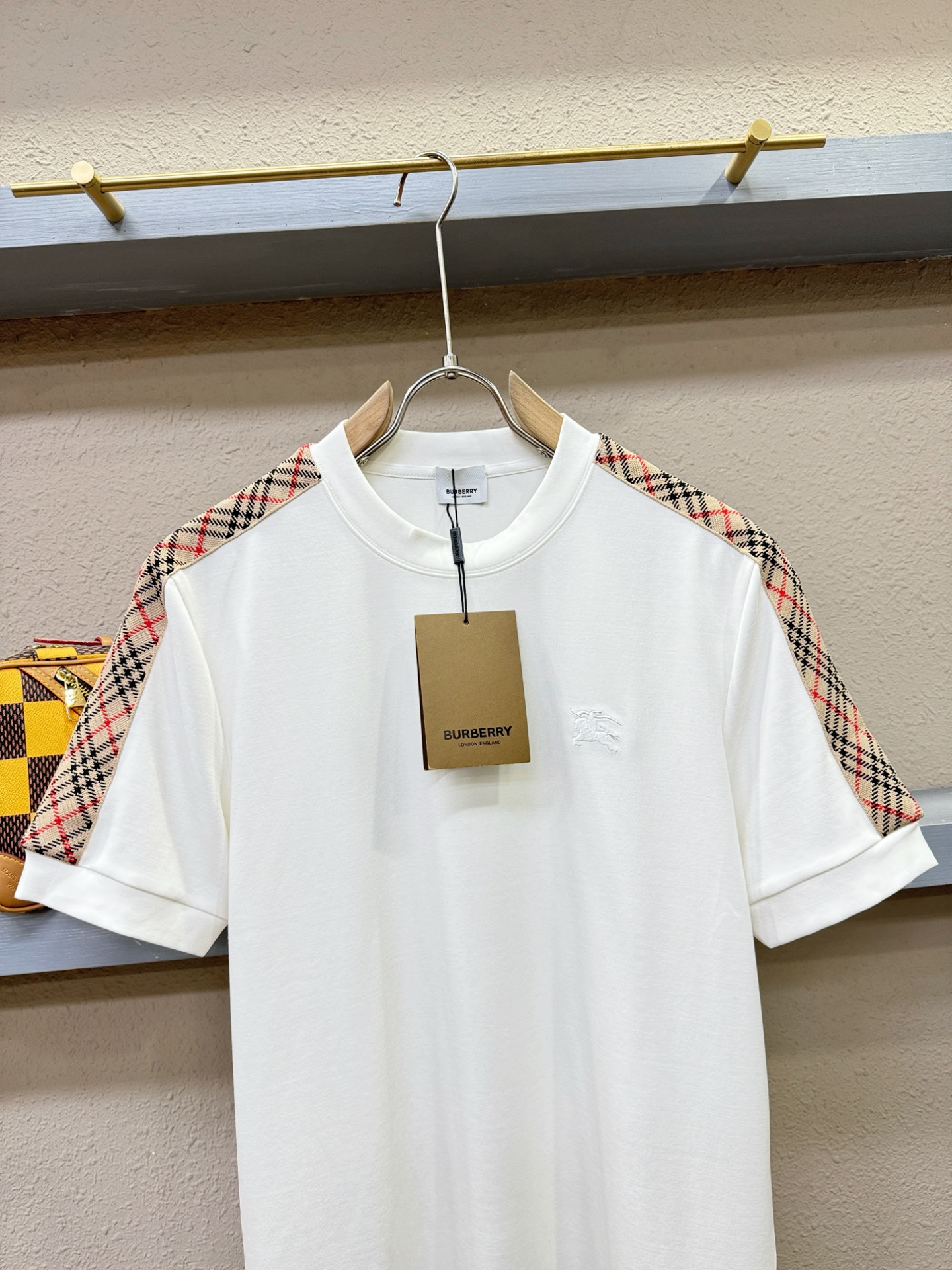 BURBERRY巴宝莉 顶级品质 2025秋冬新品短袖！原版定制面料，手感柔软。顶级进口私货，时尚设计潮