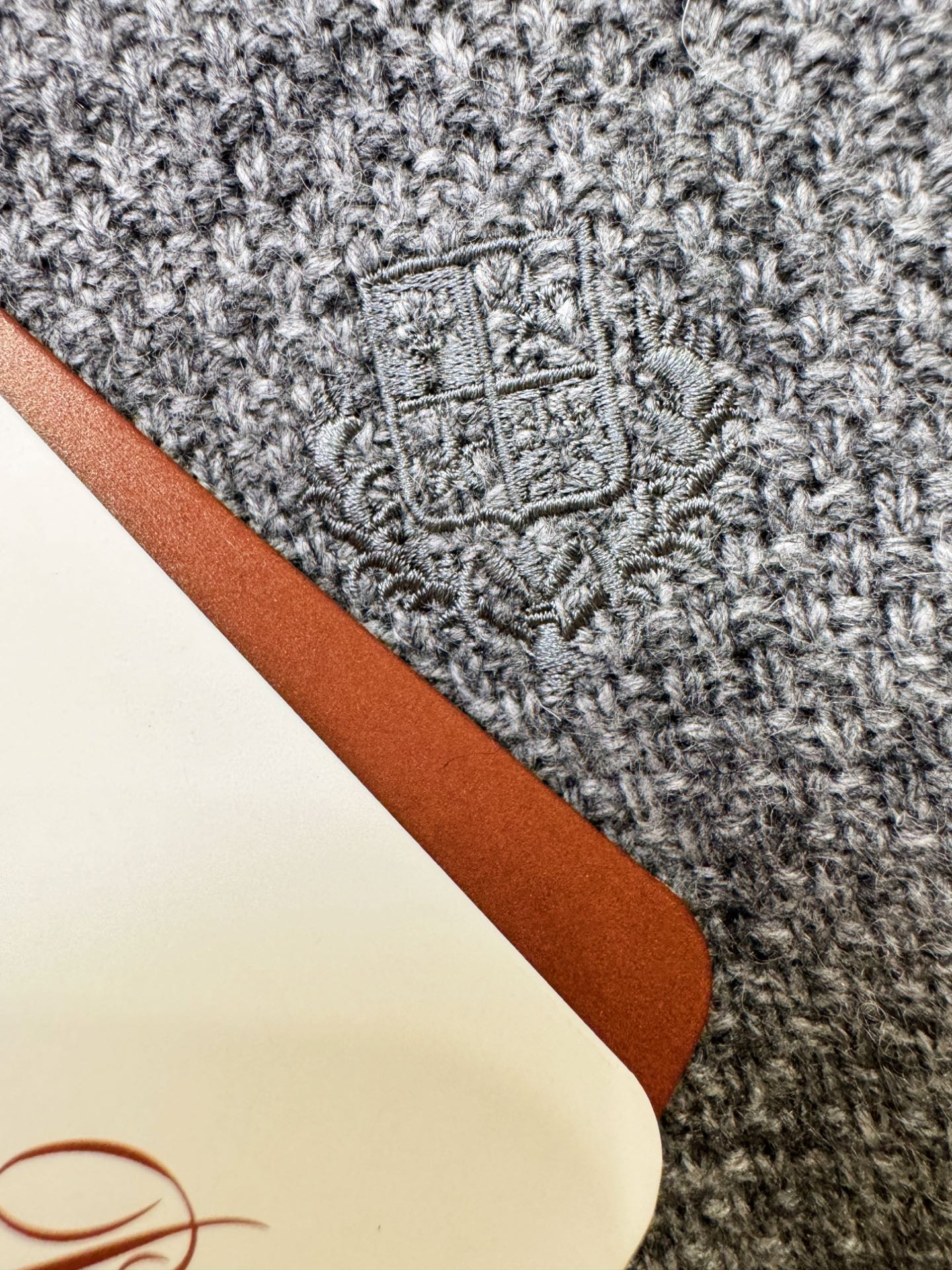 Loro Piana诺悠翩雅 新品爆款 2025秋冬新品羊毛毛衣 胸前品牌Golo刺绣，经典简约大气品牌