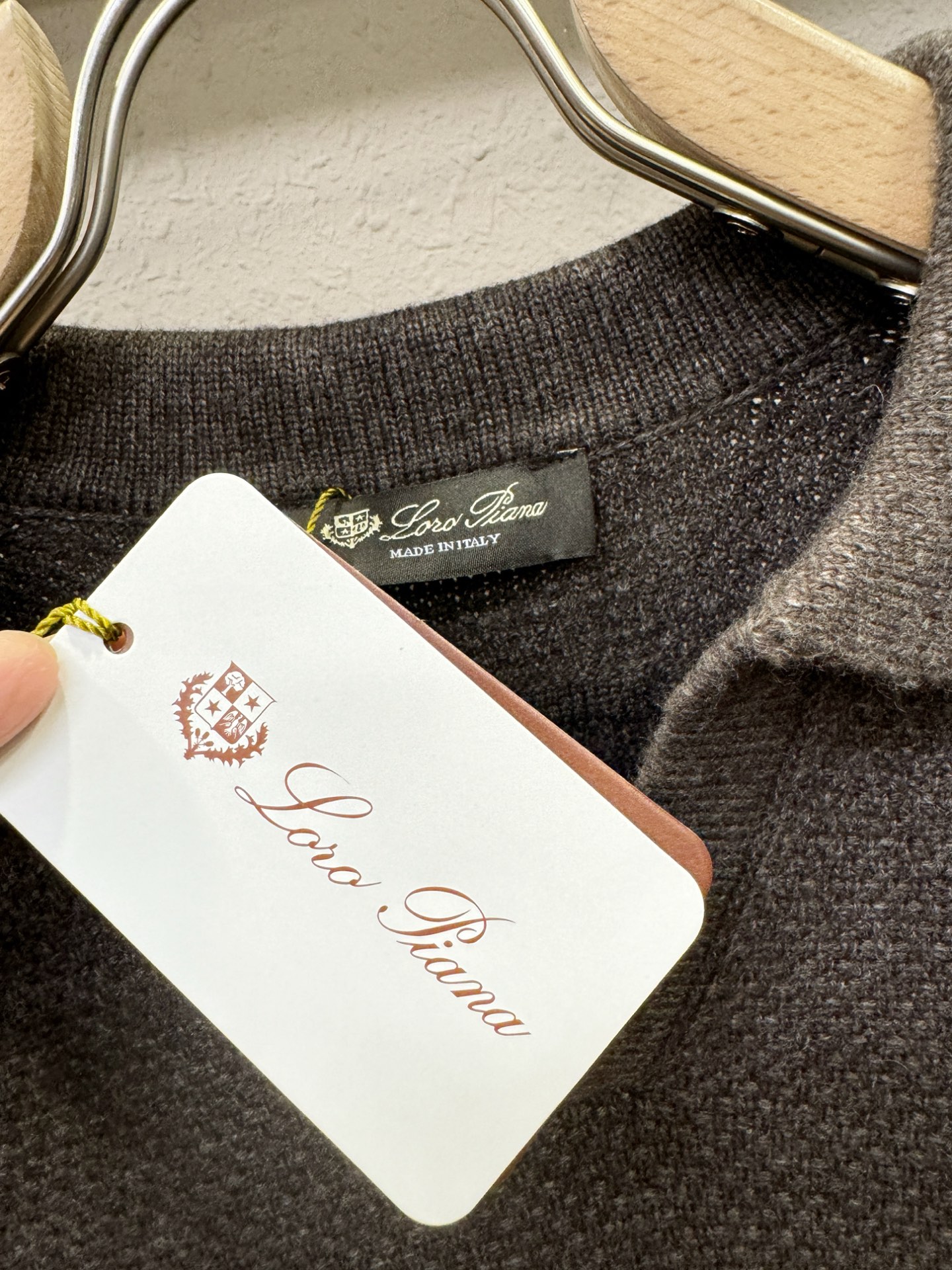 Loro Piana诺悠翩雅 新品爆款 2025秋冬新品羊毛毛衣 胸前品牌Golo刺绣🪡经典简约大气品牌