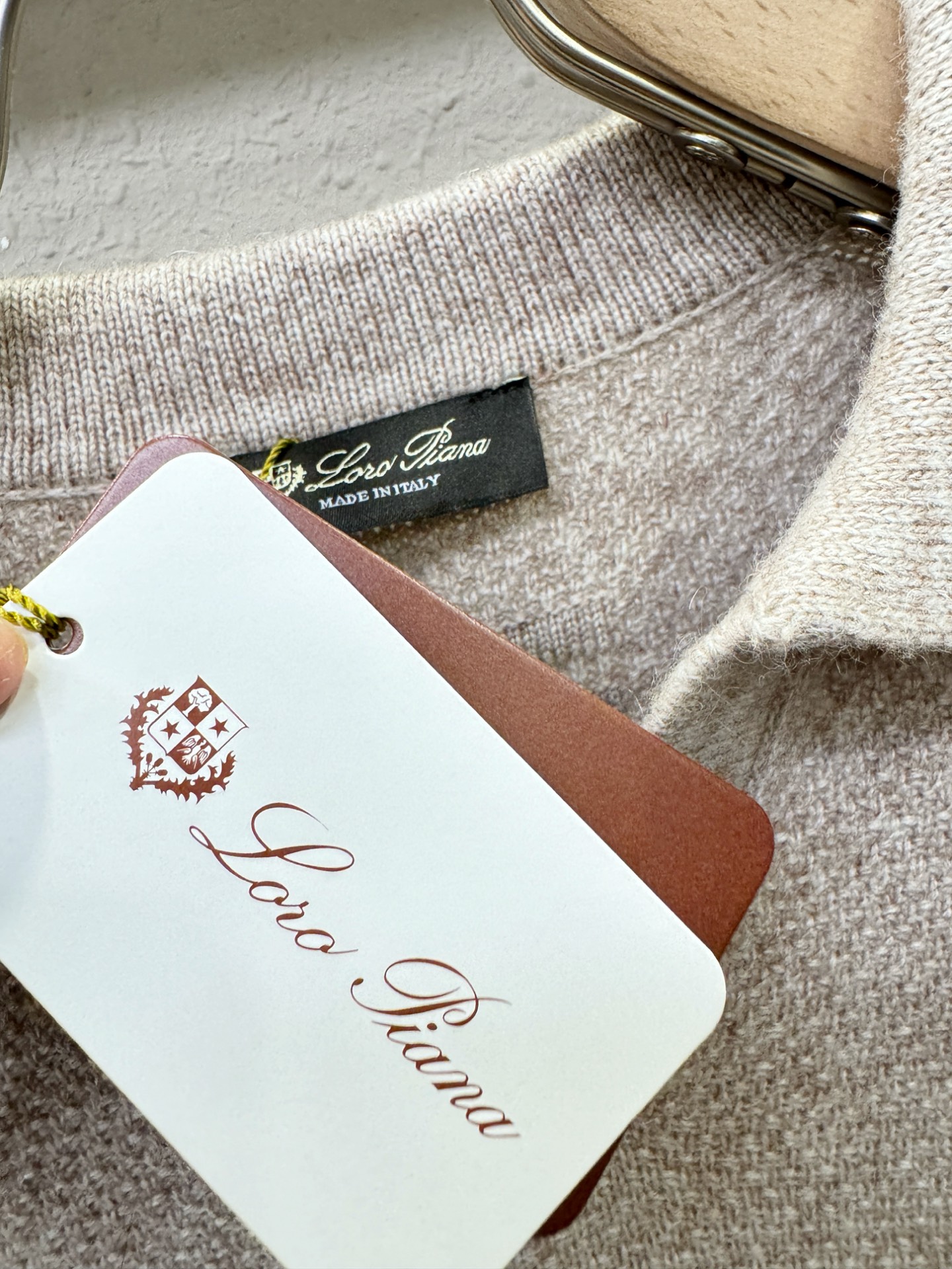 Loro Piana诺悠翩雅 新品爆款 2025秋冬新品羊毛毛衣 胸前品牌Golo刺绣🪡经典简约大气品牌