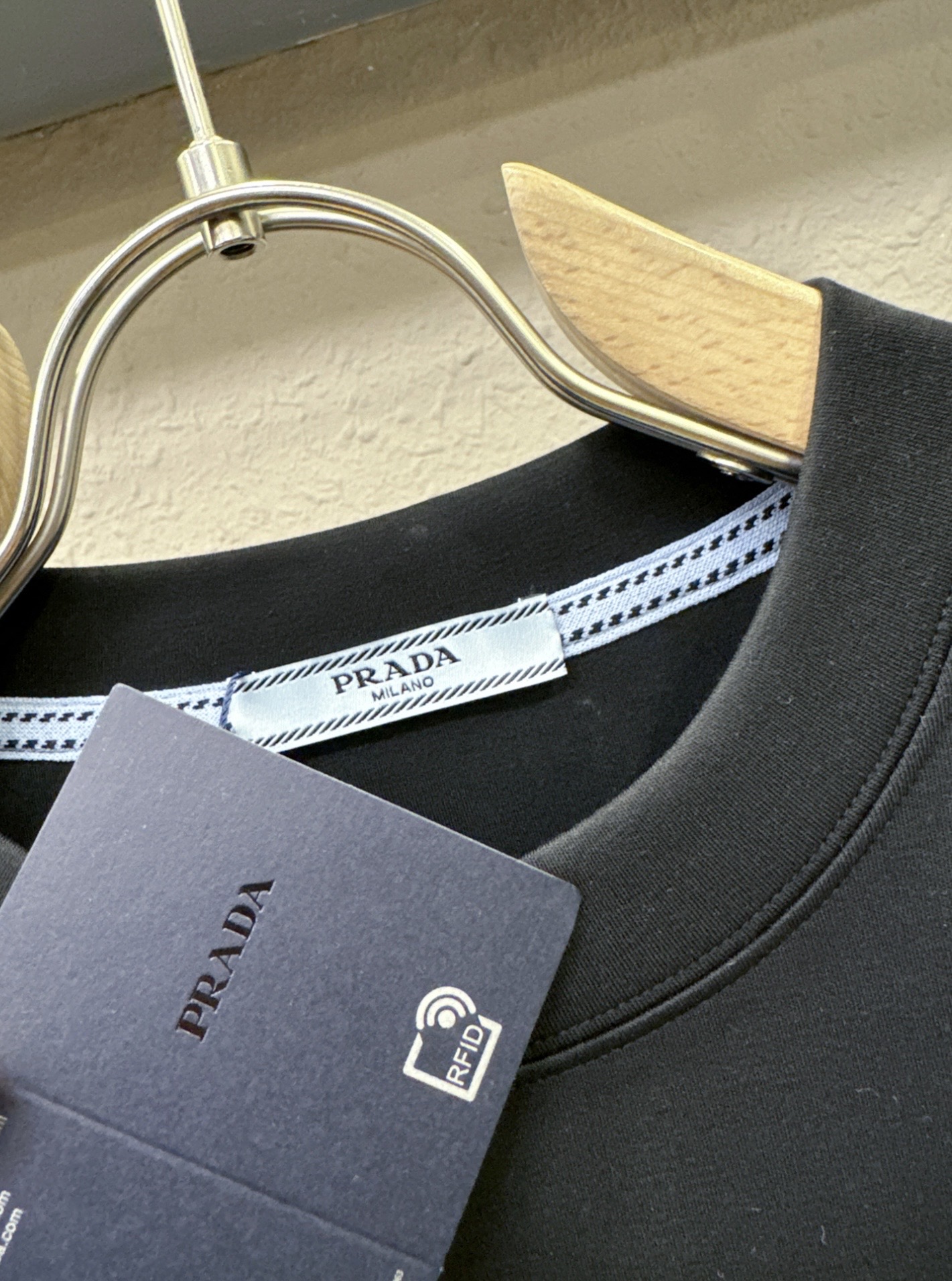 PRADA 普拉达 顶级品质 2025秋冬新品短袖！原版定制面料，手感柔软。顶级进口私货，时尚设计潮流羊