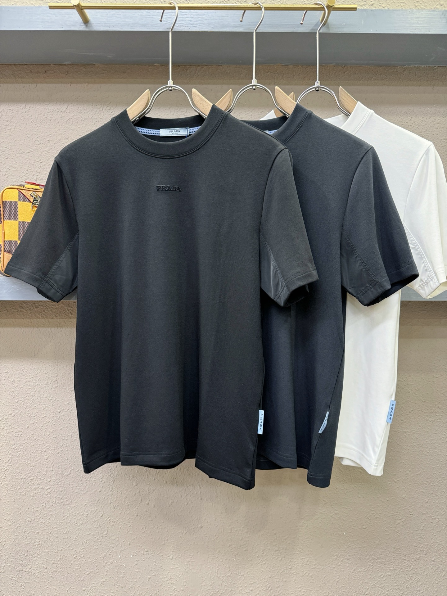 PRADA 普拉达 顶级品质 2025秋冬新品短袖！原版定制面料，手感柔软。顶级进口私货，时尚设计潮流羊