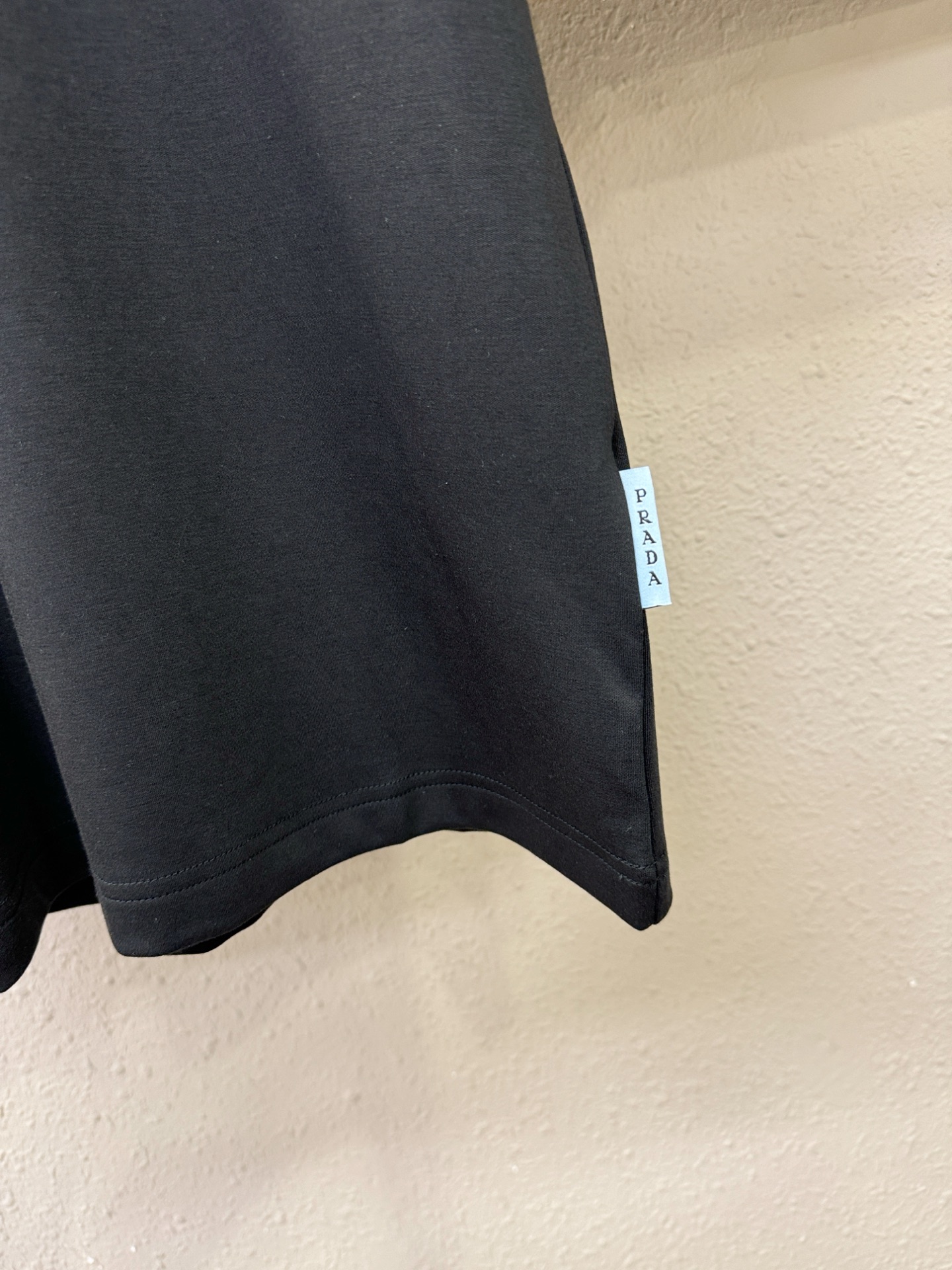 PRADA 普拉达 顶级品质 2025秋冬新品短袖！原版定制面料，手感柔软。顶级进口私货，时尚设计潮流羊