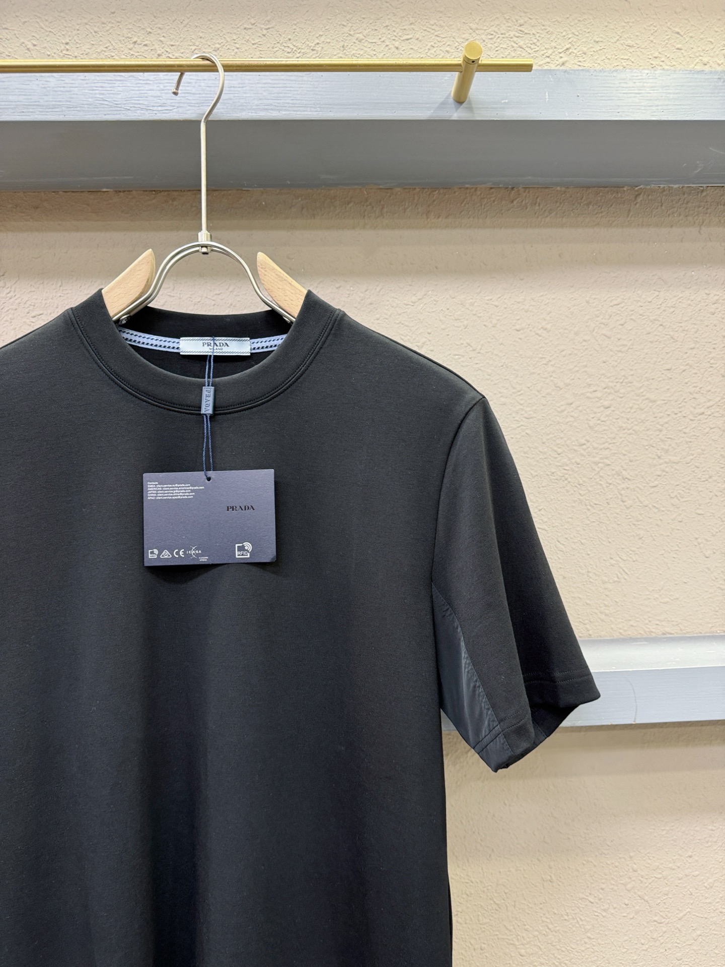 PRADA 普拉达 顶级品质 2025秋冬新品短袖！原版定制面料，手感柔软。顶级进口私货，时尚设计潮流羊