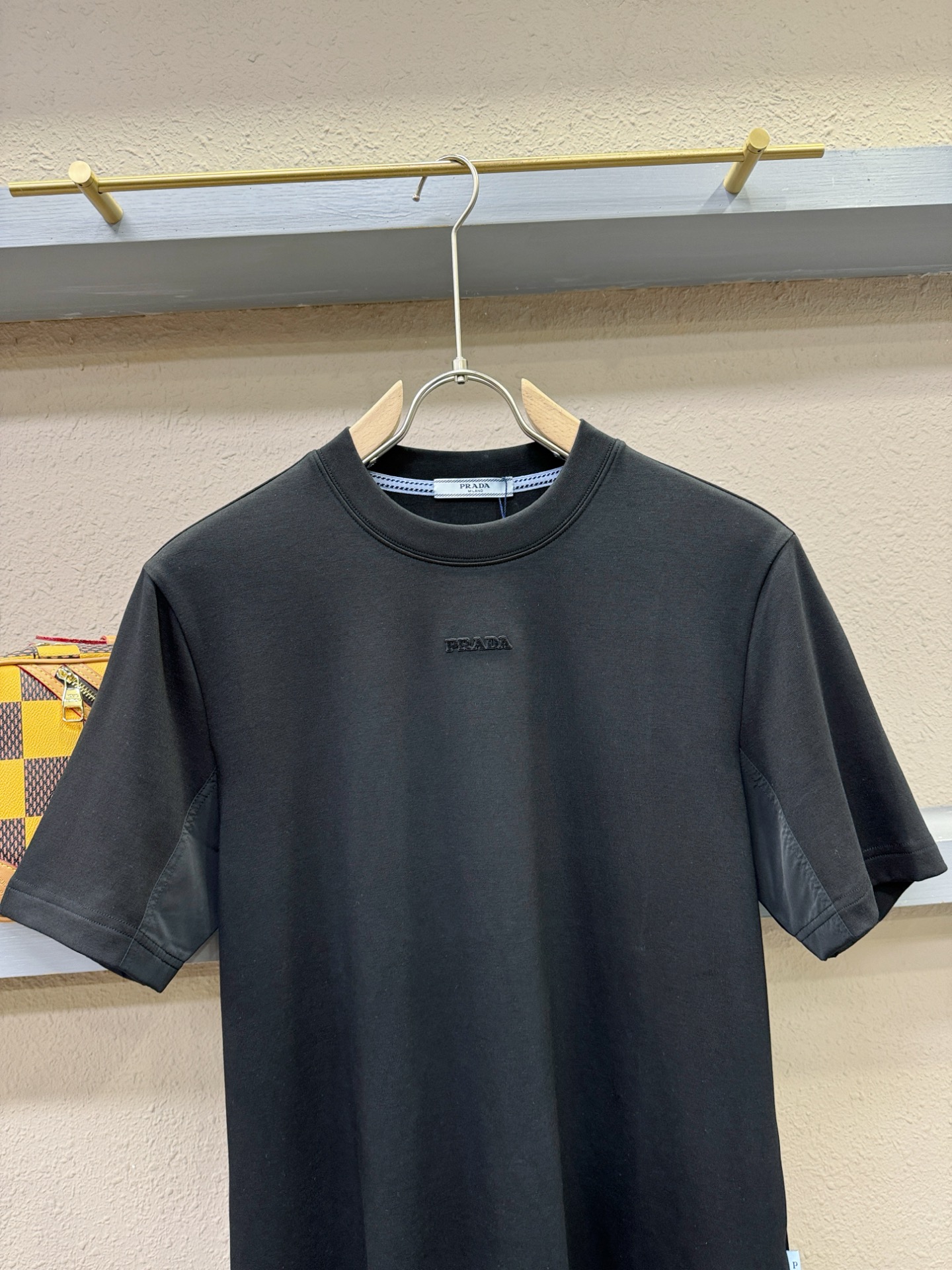 PRADA 普拉达 顶级品质 2025秋冬新品短袖！原版定制面料，手感柔软。顶级进口私货，时尚设计潮流羊