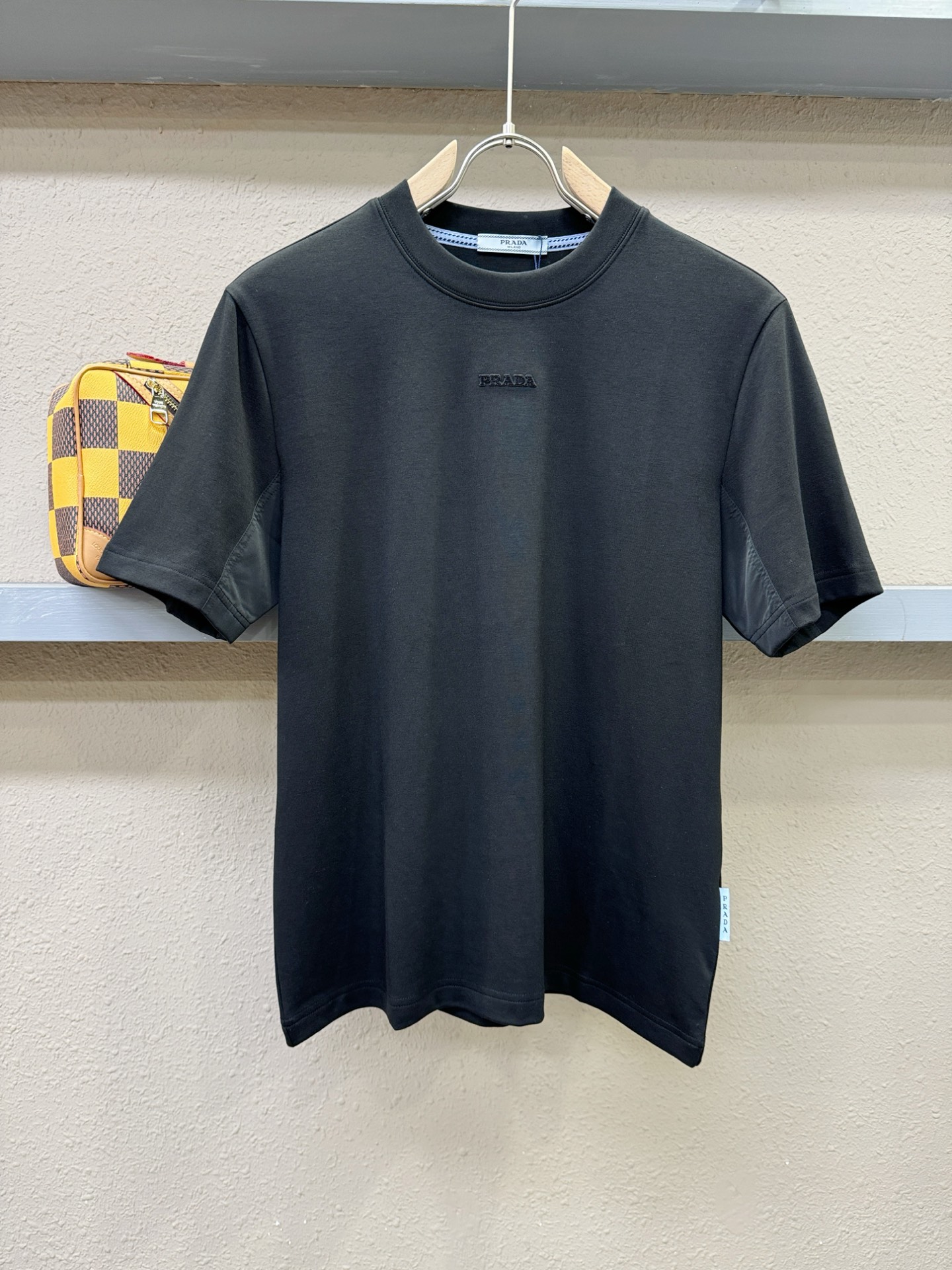 PRADA 普拉达 顶级品质 2025秋冬新品短袖！原版定制面料，手感柔软。顶级进口私货，时尚设计潮流羊