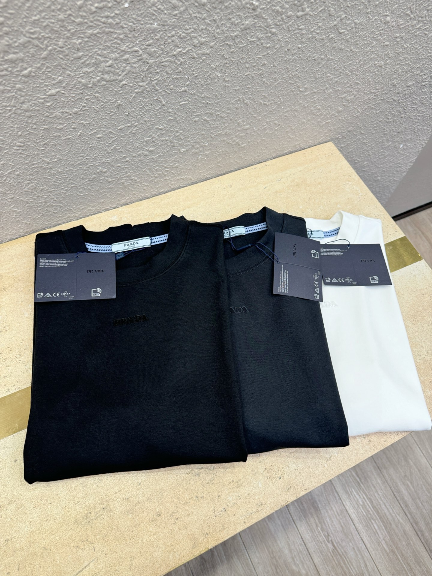 PRADA 普拉达 顶级品质 2025秋冬新品短袖！原版定制面料，手感柔软。顶级进口私货，时尚设计潮流羊