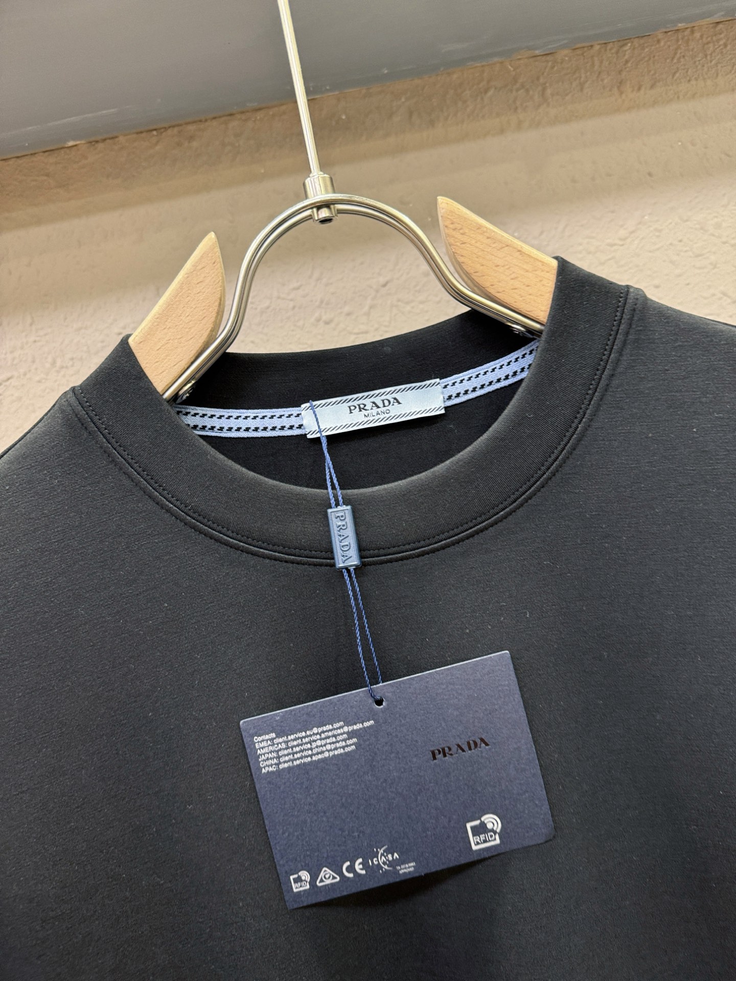 PRADA 普拉达 顶级品质 2025秋冬新品短袖！原版定制面料，手感柔软。顶级进口私货，时尚设计潮流羊