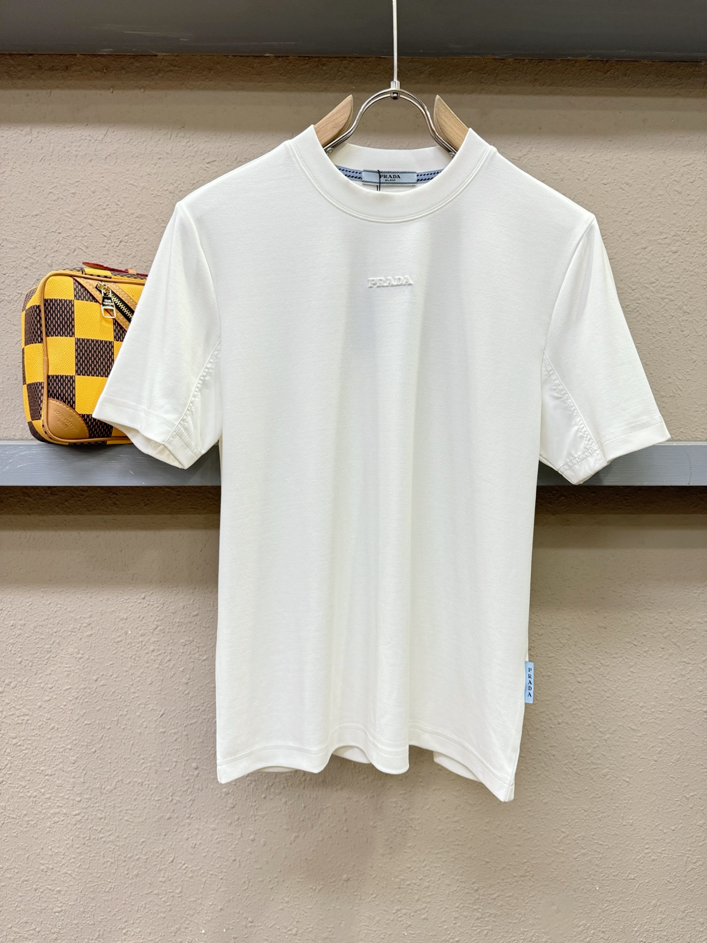 PRADA 普拉达 顶级品质 2025秋冬新品短袖！原版定制面料，手感柔软。顶级进口私货，时尚设计潮流羊