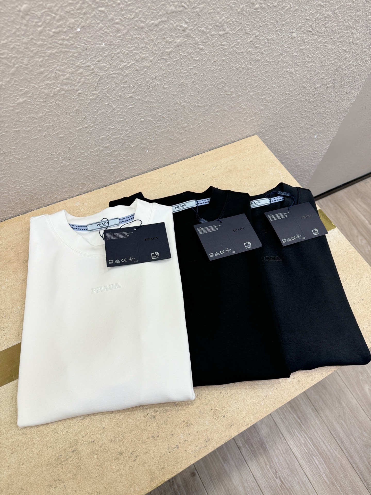 PRADA 普拉达 顶级品质 2025秋冬新品短袖！原版定制面料，手感柔软。顶级进口私货，时尚设计潮流羊