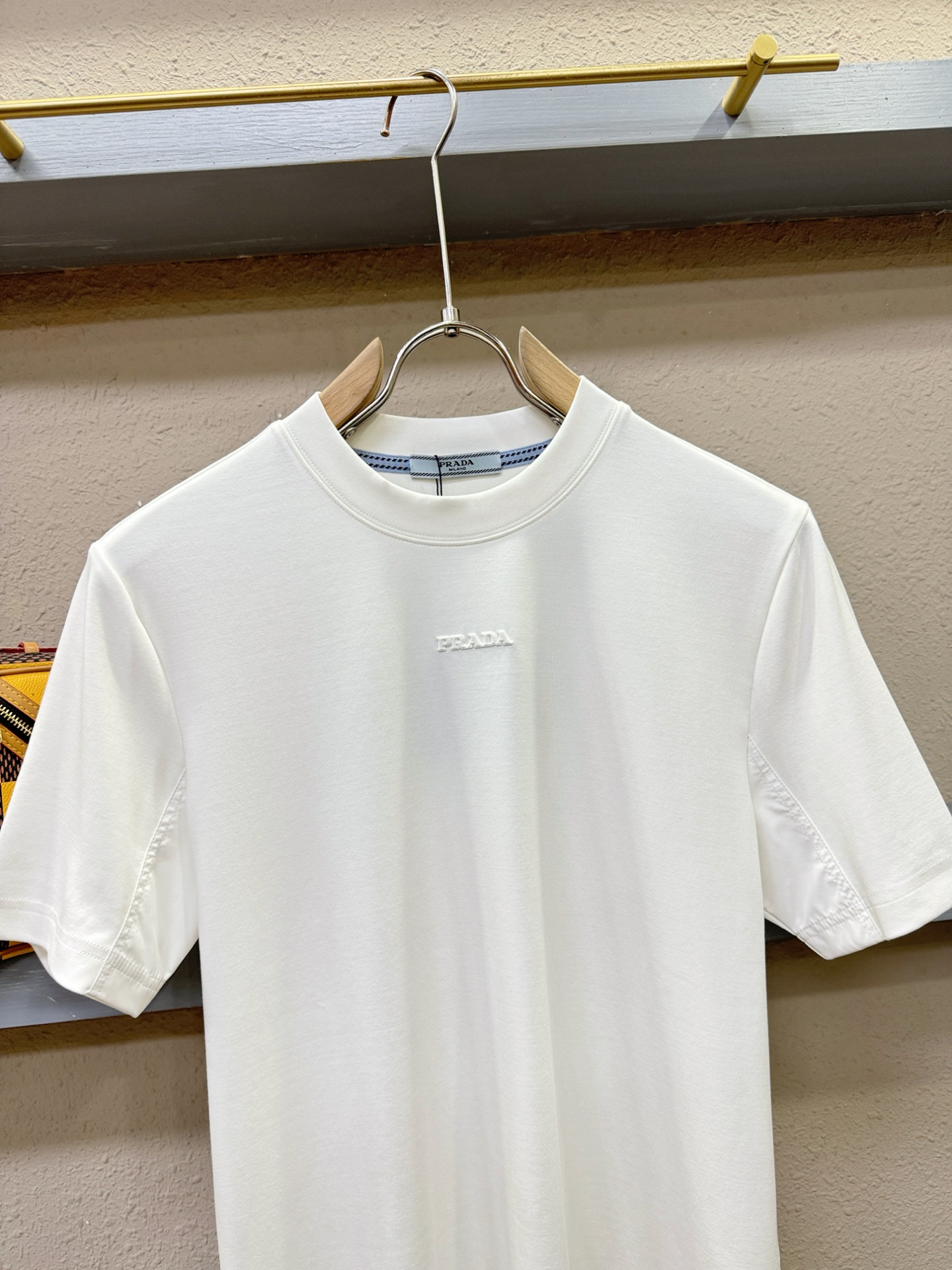 PRADA 普拉达 顶级品质 2025秋冬新品短袖！原版定制面料，手感柔软。顶级进口私货，时尚设计潮流羊