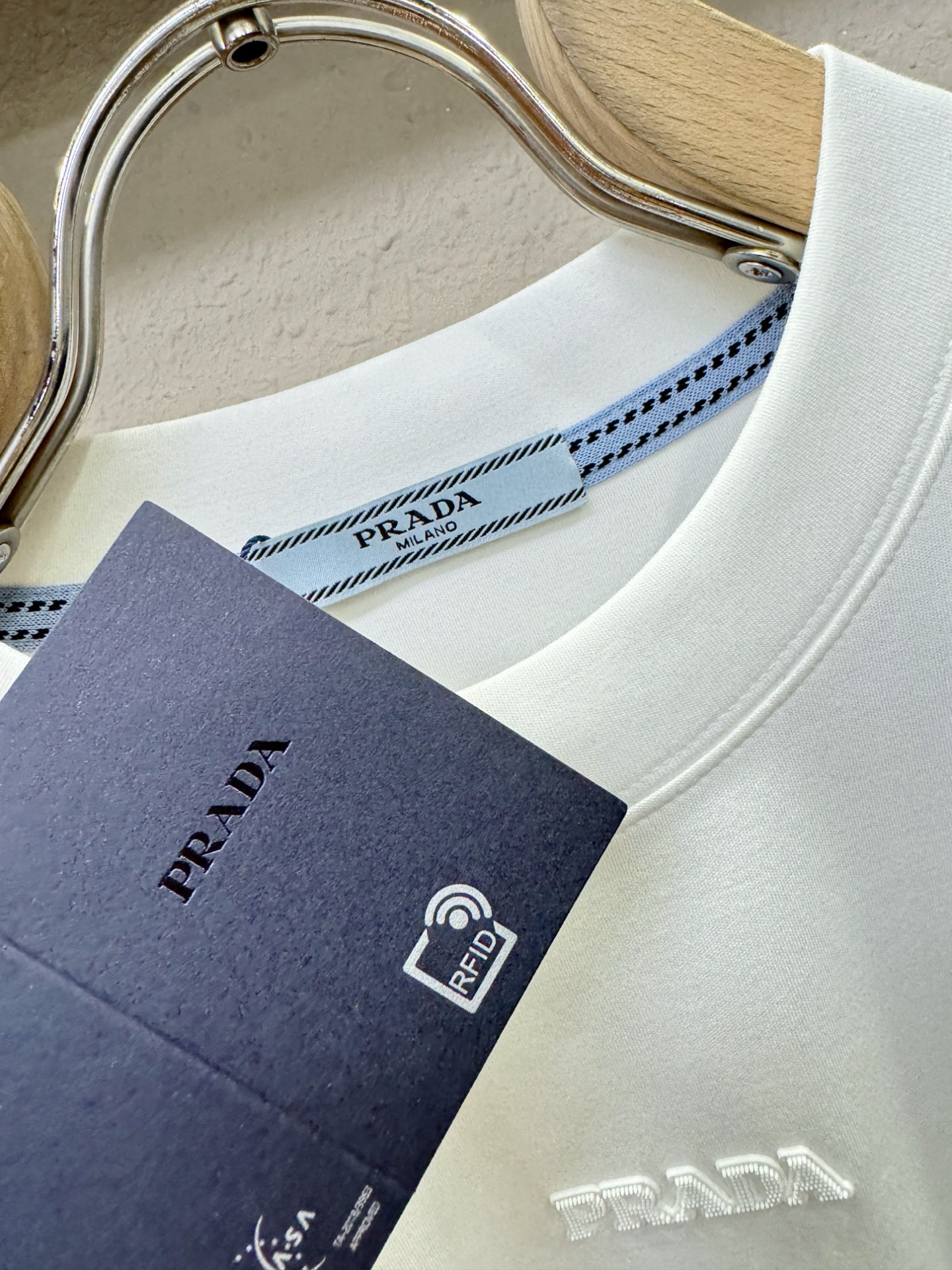 PRADA 普拉达 顶级品质 2025秋冬新品短袖！原版定制面料，手感柔软。顶级进口私货，时尚设计潮流羊