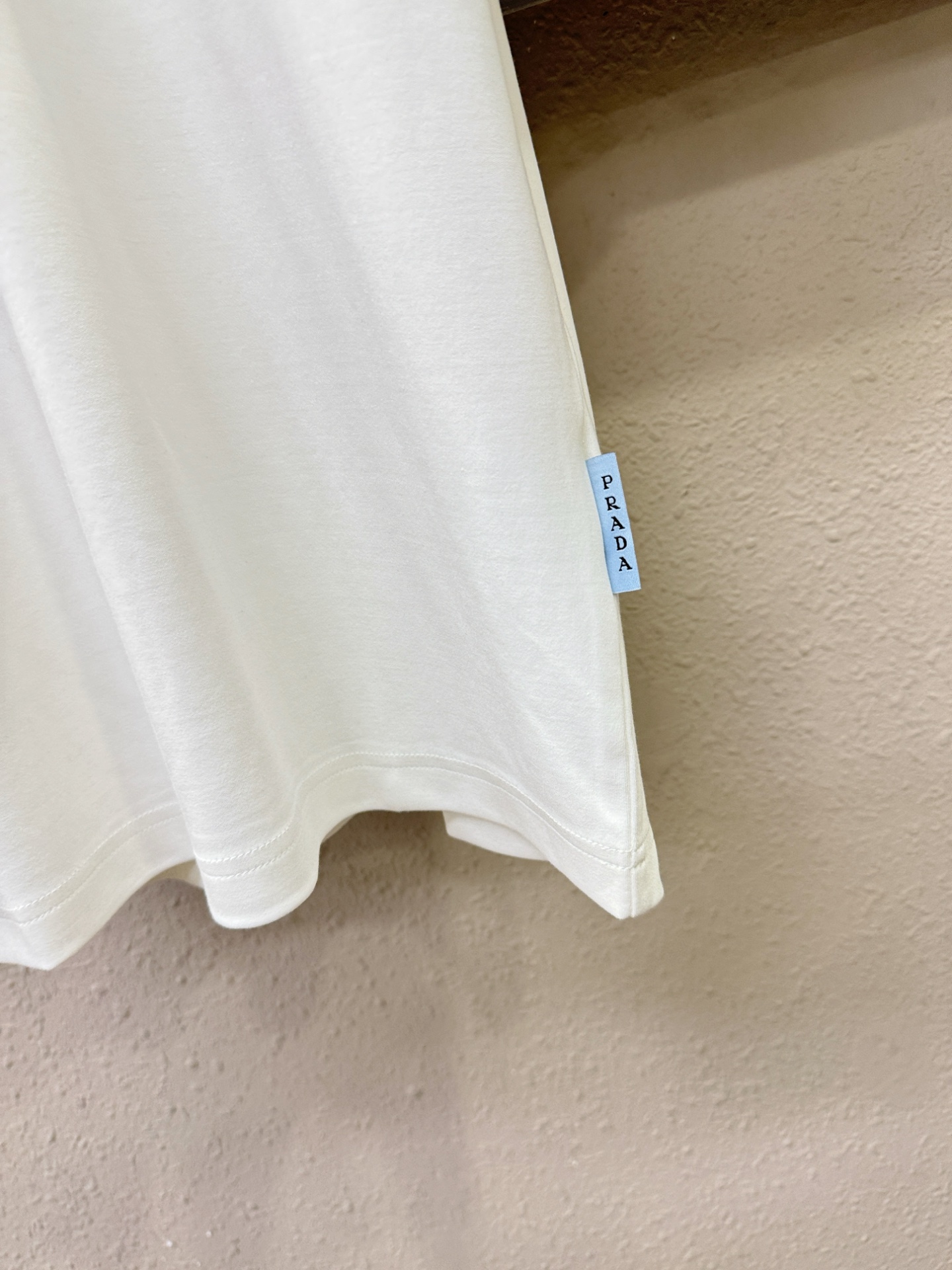 PRADA 普拉达 顶级品质 2025秋冬新品短袖！原版定制面料，手感柔软。顶级进口私货，时尚设计潮流羊