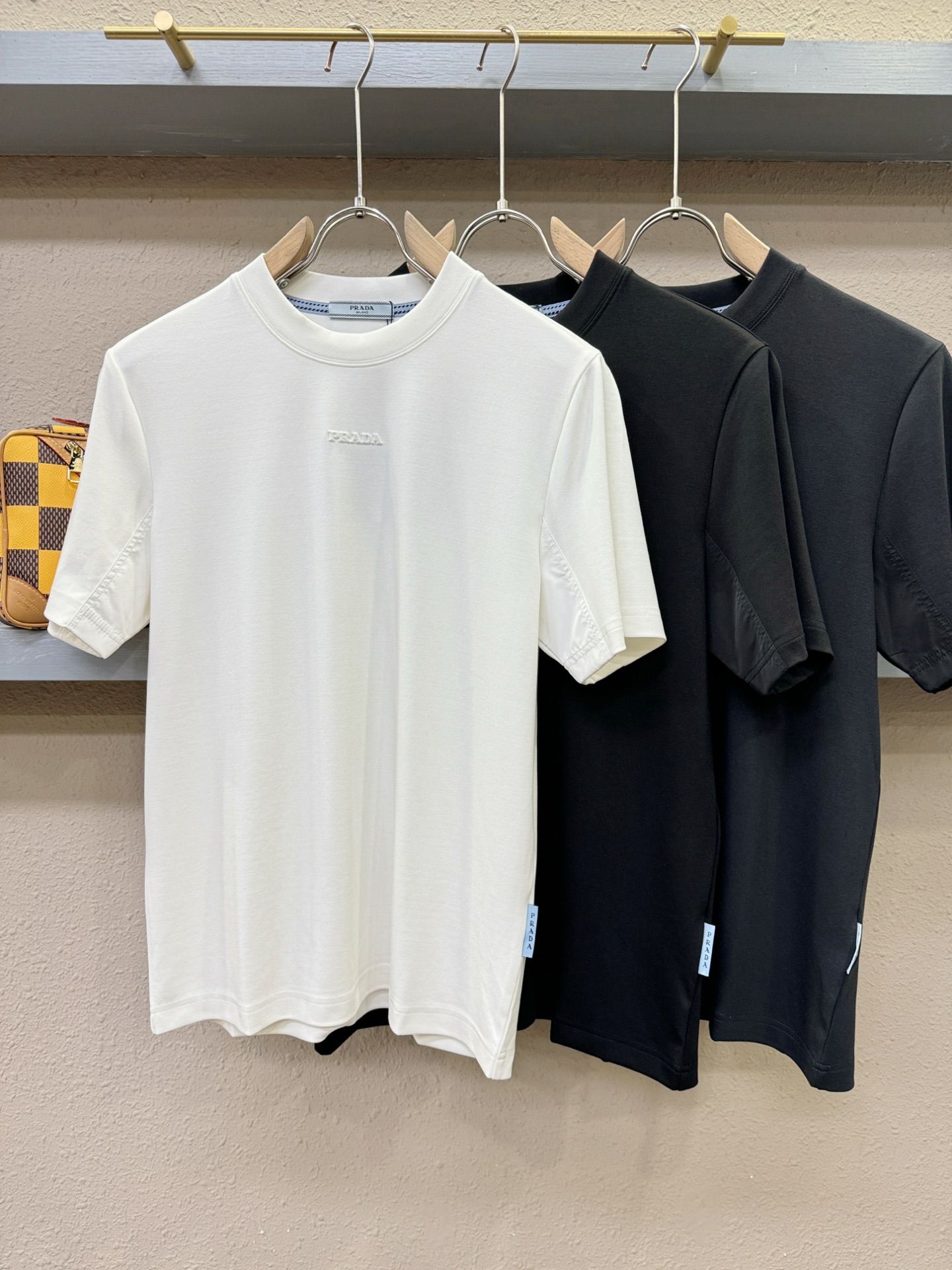 PRADA 普拉达 顶级品质 2025秋冬新品短袖！原版定制面料，手感柔软。顶级进口私货，时尚设计潮流羊