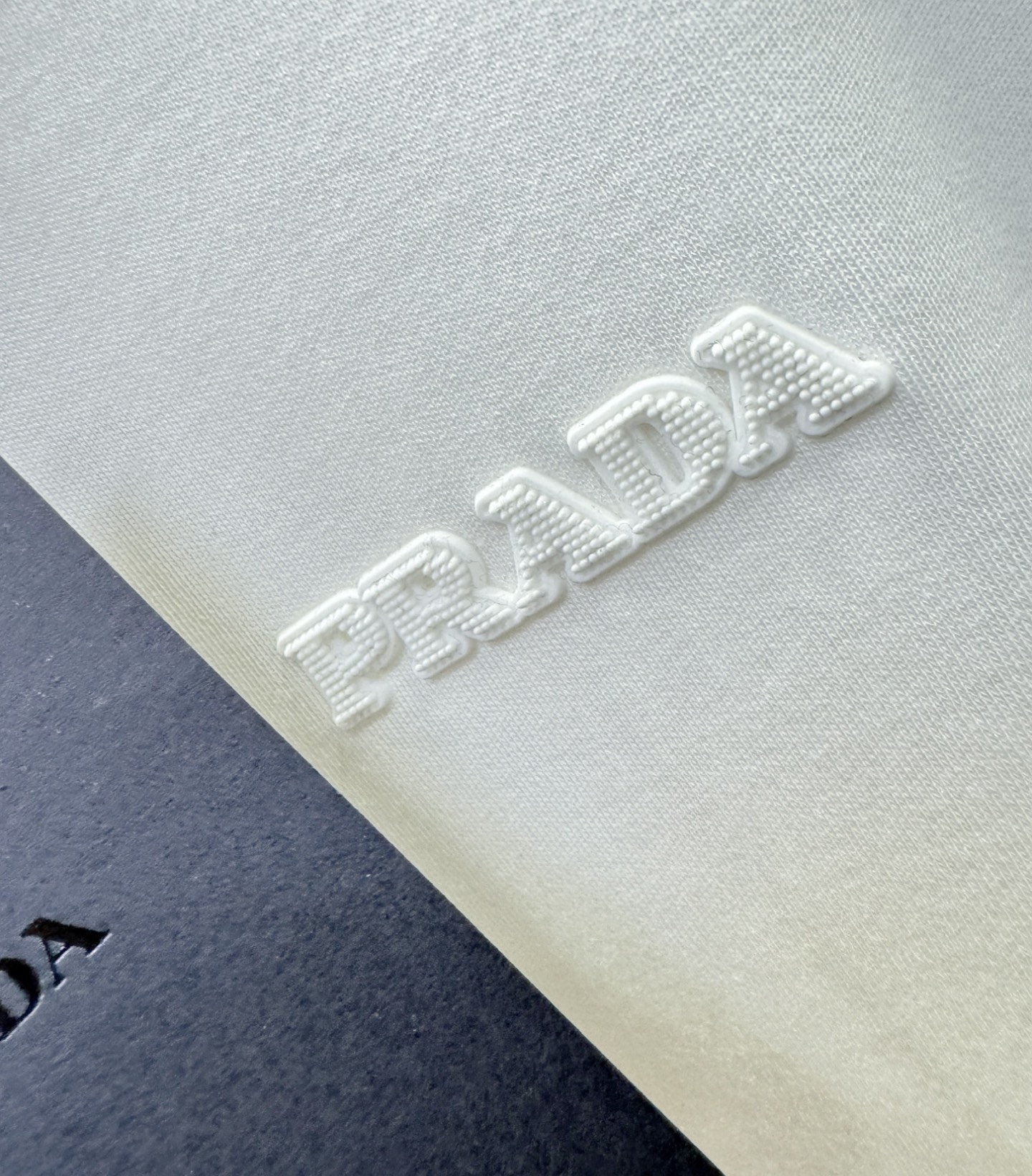 PRADA 普拉达 顶级品质 2025秋冬新品短袖！原版定制面料，手感柔软。顶级进口私货，时尚设计潮流羊