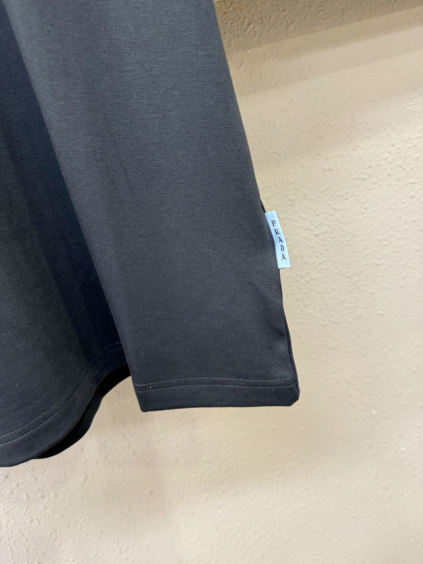 PRADA 普拉达 顶级品质 2025秋冬新品短袖！原版定制面料，手感柔软。顶级进口私货，时尚设计潮流羊