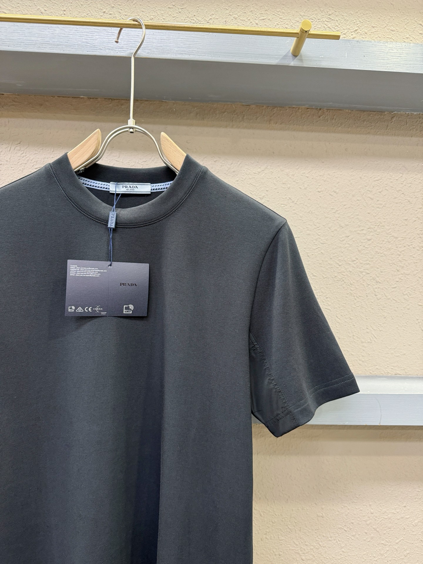 PRADA 普拉达 顶级品质 2025秋冬新品短袖！原版定制面料，手感柔软。顶级进口私货，时尚设计潮流羊