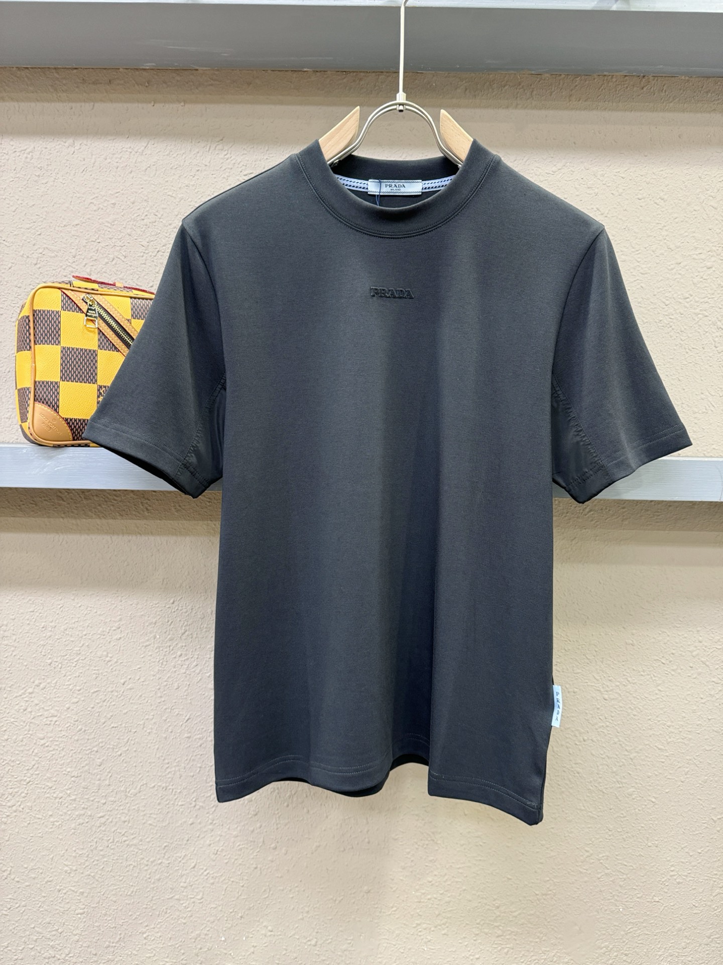 PRADA 普拉达 顶级品质 2025秋冬新品短袖！原版定制面料，手感柔软。顶级进口私货，时尚设计潮流羊