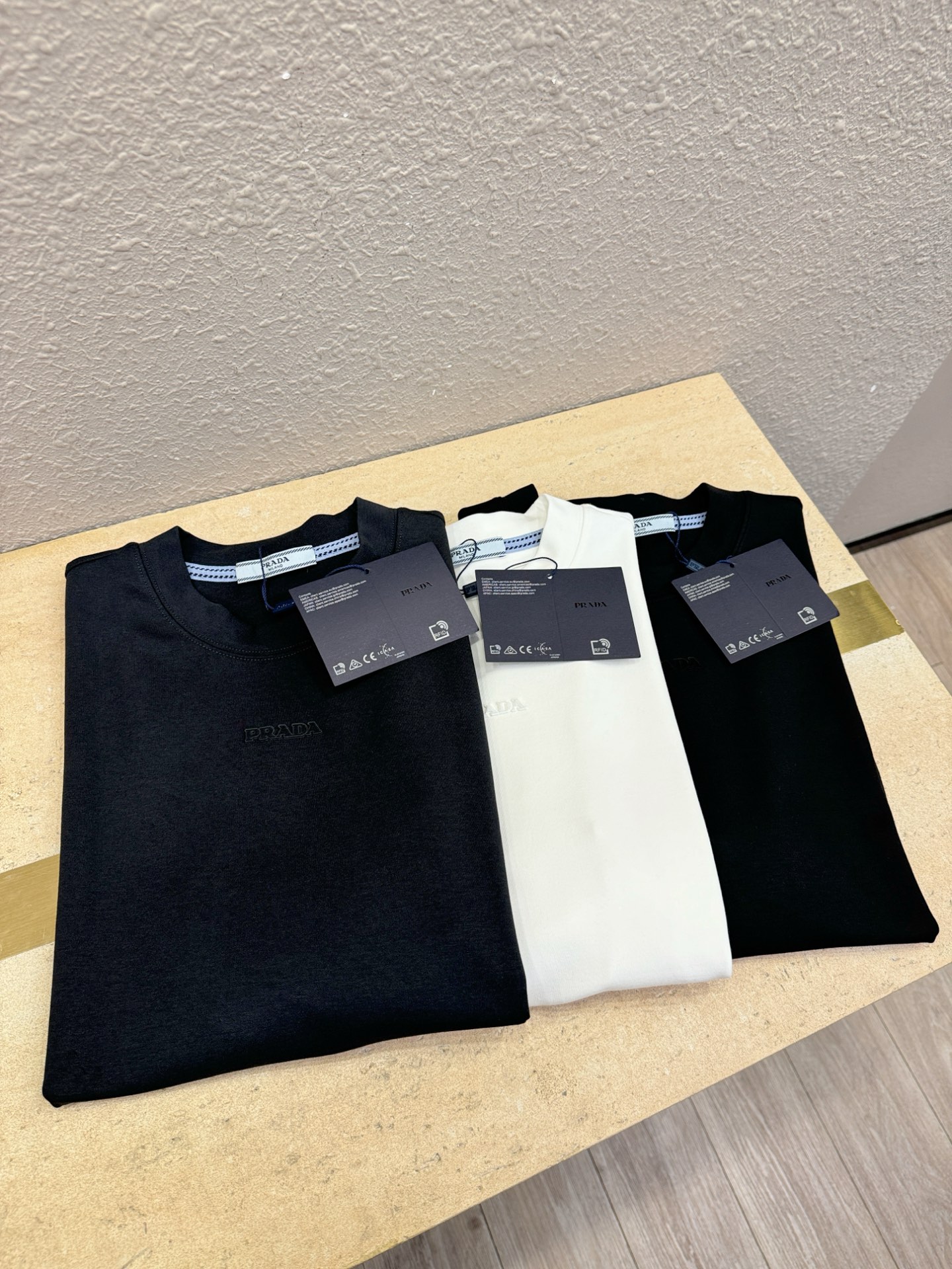 PRADA 普拉达 顶级品质 2025秋冬新品短袖！原版定制面料，手感柔软。顶级进口私货，时尚设计潮流羊