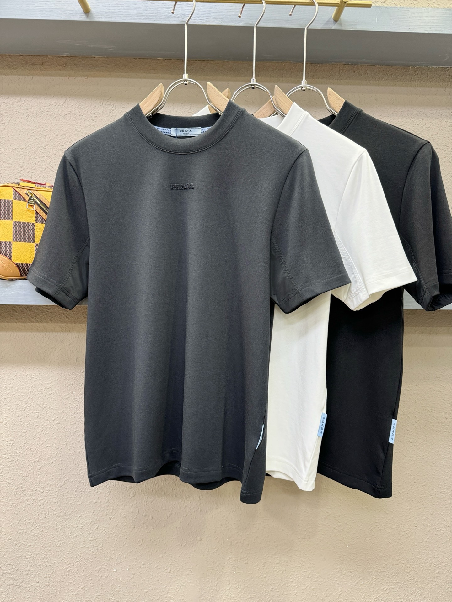 PRADA 普拉达 顶级品质 2025秋冬新品短袖！原版定制面料，手感柔软。顶级进口私货，时尚设计潮流羊