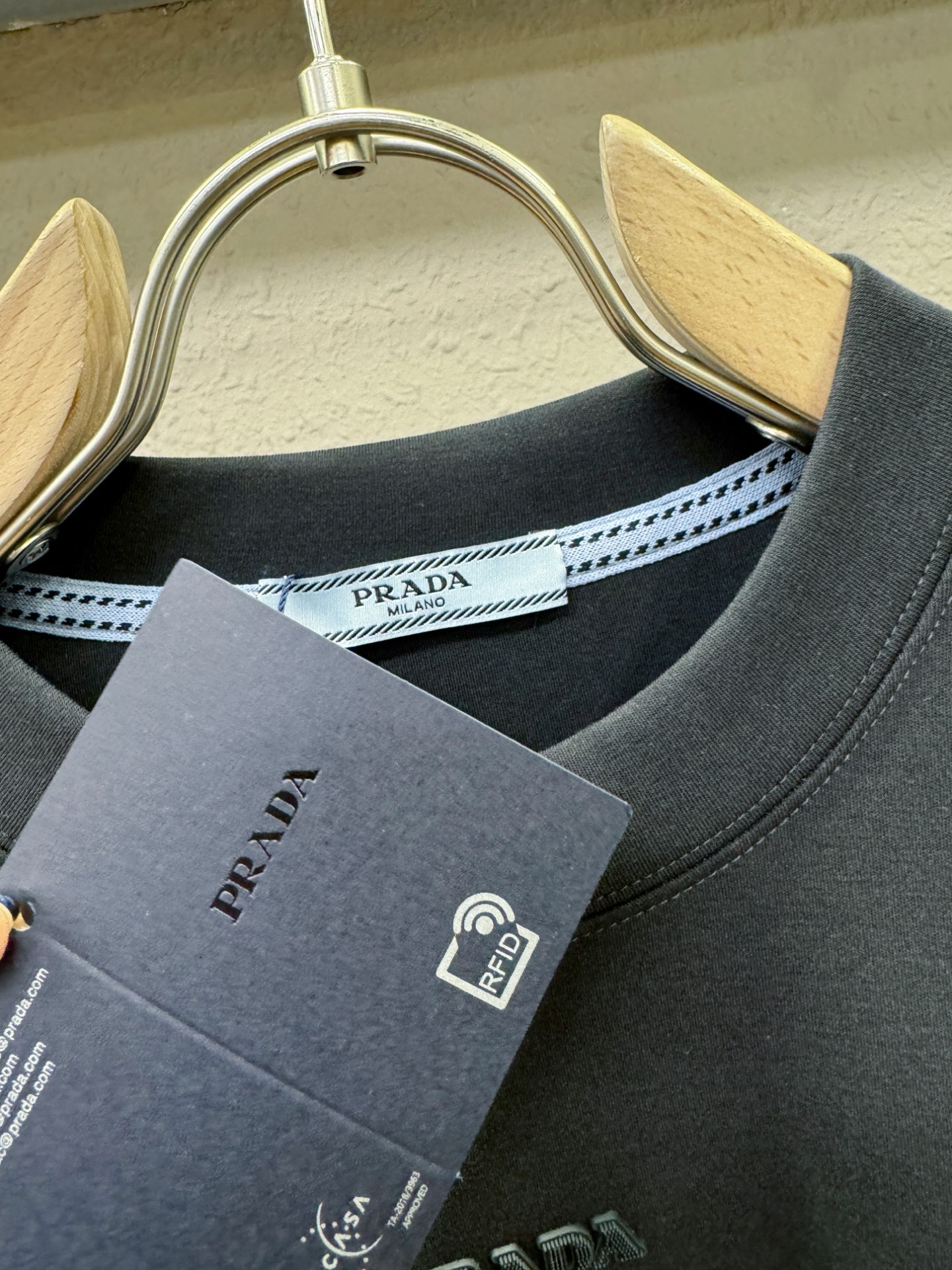 PRADA 普拉达 顶级品质 2025秋冬新品短袖！原版定制面料，手感柔软。顶级进口私货，时尚设计潮流羊