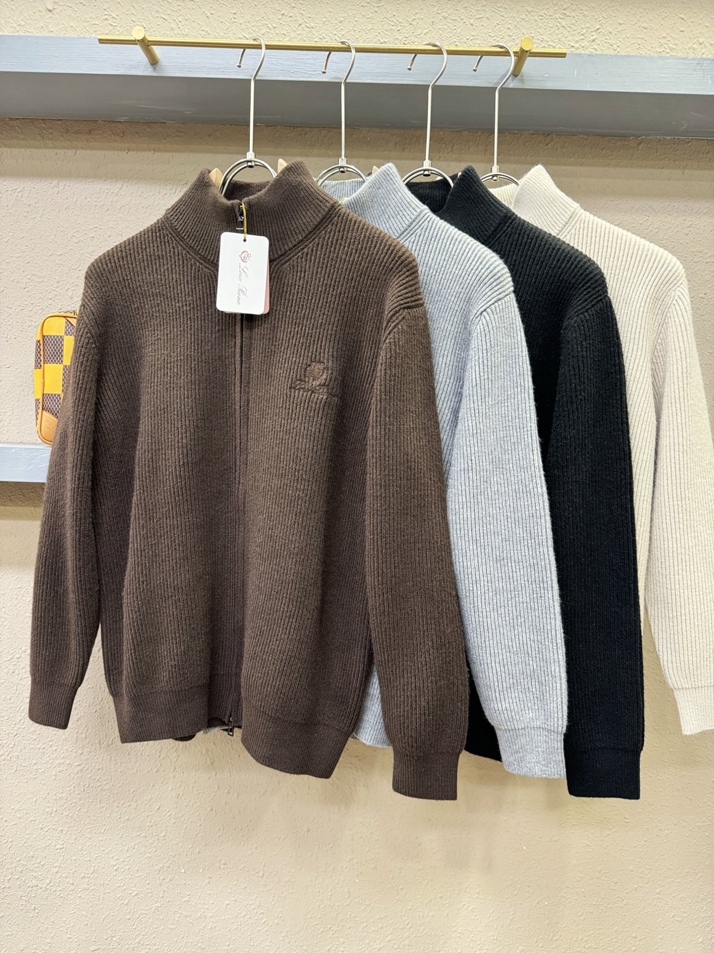 Loro Piana诺悠翩雅 新品爆款 2025秋冬新品拉链羊毛毛衣 胸前品牌Golo刺绣🪡经典简约大气