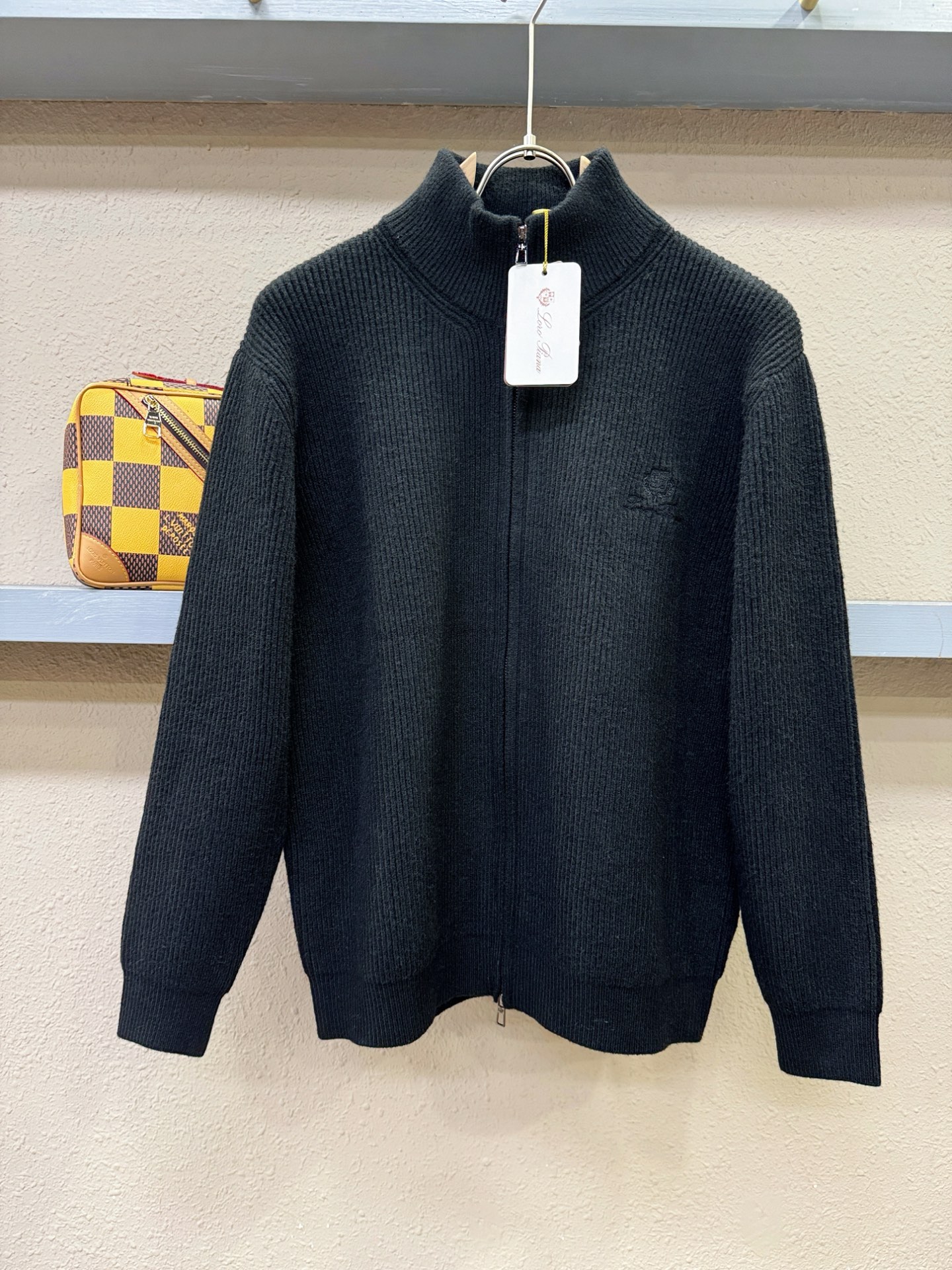 Loro Piana诺悠翩雅 新品爆款 2025秋冬新品拉链羊毛毛衣 胸前品牌Golo刺绣🪡经典简约大气